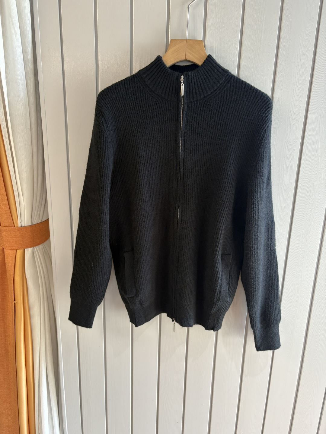 NO:597233,The 'Time-consuming King' diamond jacquard design selects ultra-fine high-quality yarns for the lapel short-sleeved men's collection. The 'Time-consuming King' round neck is a luxurious craftsmanship that touches the skin. The diamond-shaped hollow jacquard is made with ingenuity. The three-dimensional diamond-shaped jacquard that took several months to carve creates an architectural aesthetic texture between the warp and weft.  The simple lapel outlines neat lines, and the short-sleeved tailoring is suitable for many scenes - when layered with a suit in a business meeting, it looks elegant, or when worn alone in leisure time, it shows the gentleman's taste, and the collection style will never fade. The details are testimony to the quality. Precision turning ensures that the seams are smooth and the bones are reinforced and durable and not deformed; the collar thread has been washed and tested, and it still looks like new after long-term wear. Every detail is a testimony of 'time-consuming'. Size M-XXL FFF001,, T-shirt, business  suit,alexander wang19860909耗时王”菱形提花设计甄选超细优质纱线翻领短袖男士典藏款「耗时王」圆领奢雅工艺,触肤即高阶. 匠心底蕴菱形镂空提花 耗时数月雕琢的立体菱形提花,经纬间织就建筑美学肌理,光影穿透时显隐交错,举手投足尽展低调奢华. 经典型格翻领短袖设计 简约翻领勾勒利落线条,短袖剪裁适配多场景——商务会晤时叠搭西装显儒雅,休闲时光单穿流露绅士品味,典藏款型永不褪色. 细节至臻品质见证 精密车工确保接缝平整,骨位加固耐穿不变形；领口螺纹经水洗测试,久穿仍挺括如新,每一处细节皆为「耗时」证言. 码数M-XXL FFF001,,T-shirt,business suit,alexander wang,Men's clothing