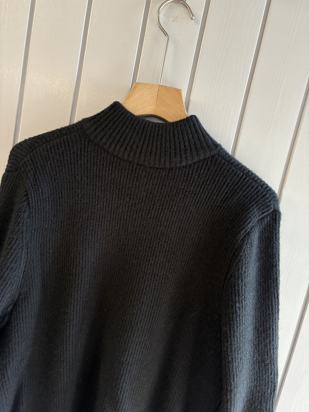 耗时王”菱形提花设计甄选超细优质纱线翻领短袖男士典藏款「耗时王」圆领奢雅工艺，触肤即高阶。• 匠心底蕴：