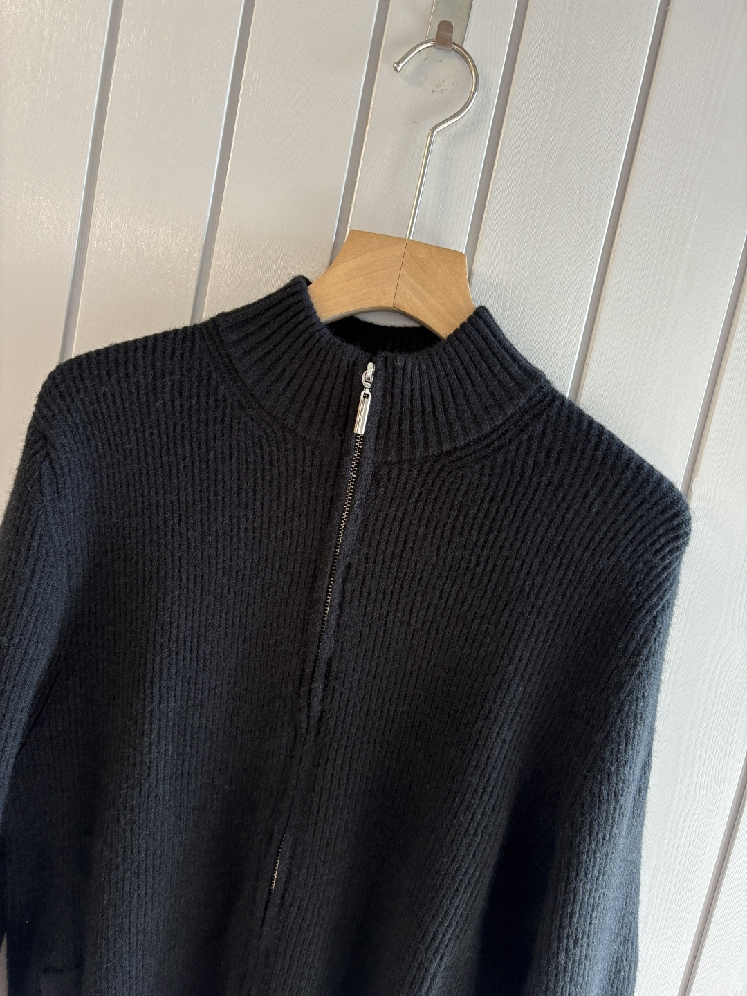 耗时王”菱形提花设计甄选超细优质纱线翻领短袖男士典藏款「耗时王」圆领奢雅工艺，触肤即高阶。• 匠心底蕴：