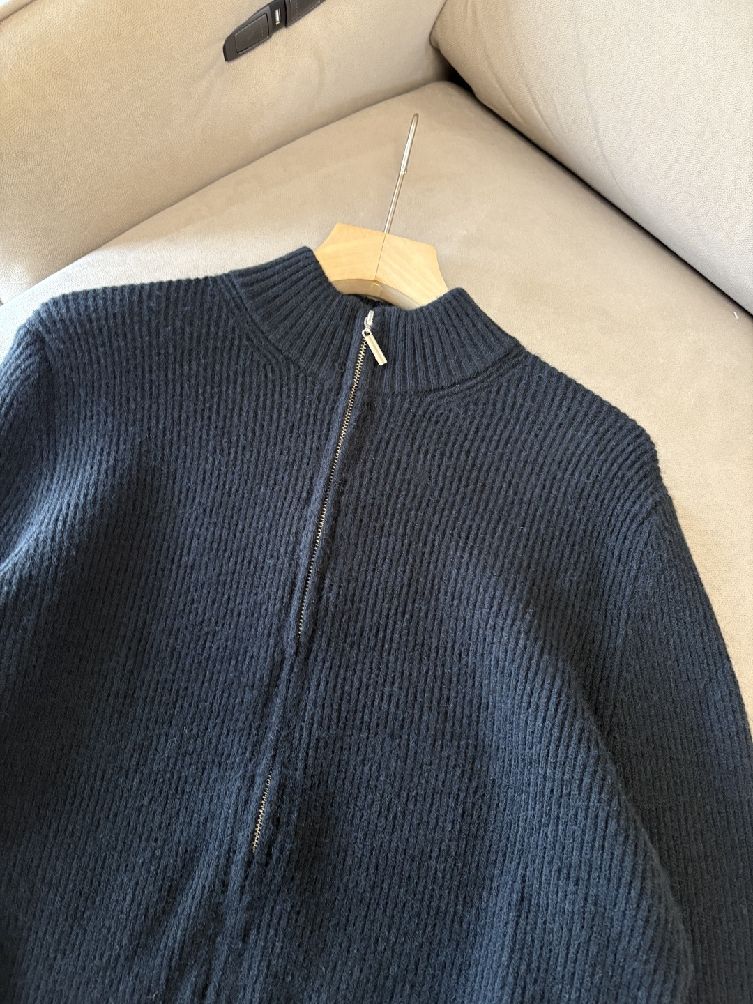 耗时王”菱形提花设计甄选超细优质纱线翻领短袖男士典藏款「耗时王」圆领奢雅工艺，触肤即高阶。• 匠心底蕴：