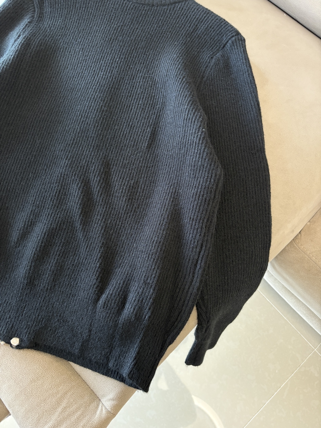 耗时王”菱形提花设计甄选超细优质纱线翻领短袖男士典藏款「耗时王」圆领奢雅工艺，触肤即高阶。• 匠心底蕴：