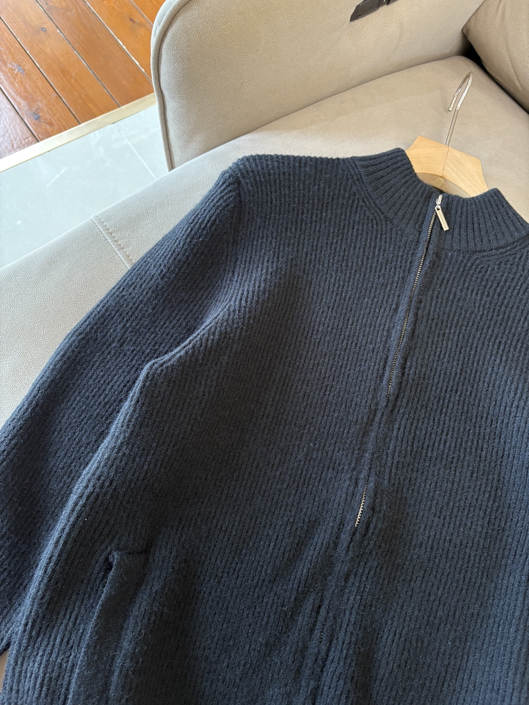 耗时王”菱形提花设计甄选超细优质纱线翻领短袖男士典藏款「耗时王」圆领奢雅工艺，触肤即高阶。• 匠心底蕴：