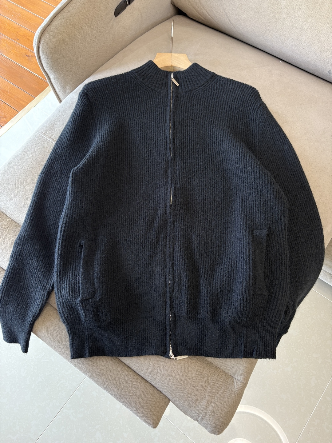 耗时王”菱形提花设计甄选超细优质纱线翻领短袖男士典藏款「耗时王」圆领奢雅工艺，触肤即高阶。• 匠心底蕴：