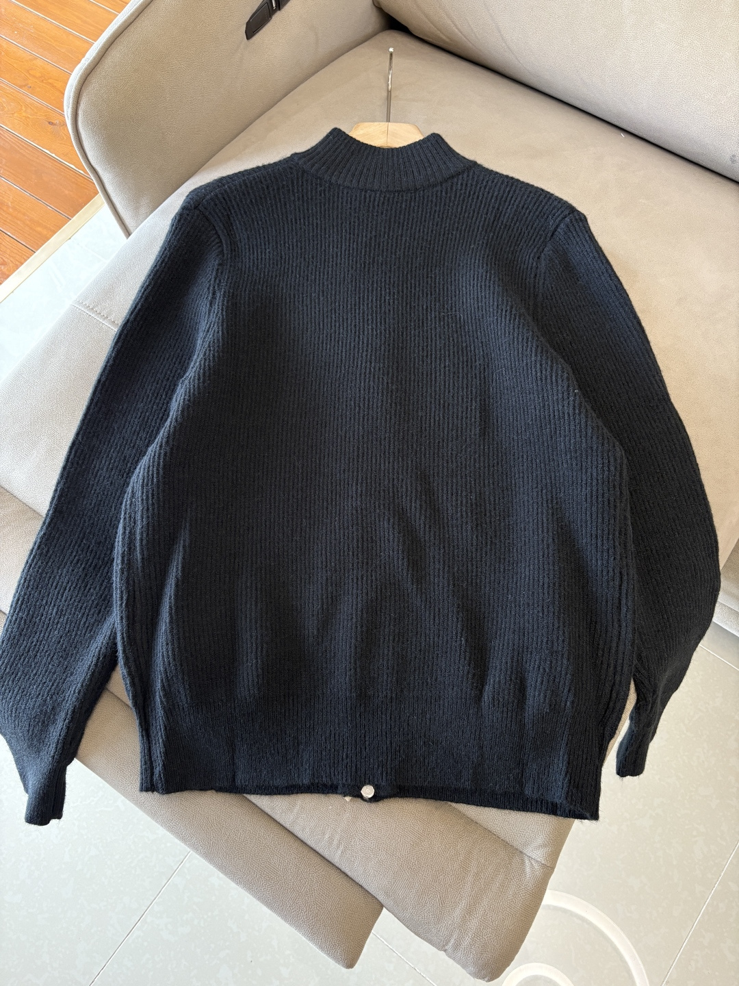 耗时王”菱形提花设计甄选超细优质纱线翻领短袖男士典藏款「耗时王」圆领奢雅工艺，触肤即高阶。• 匠心底蕴：