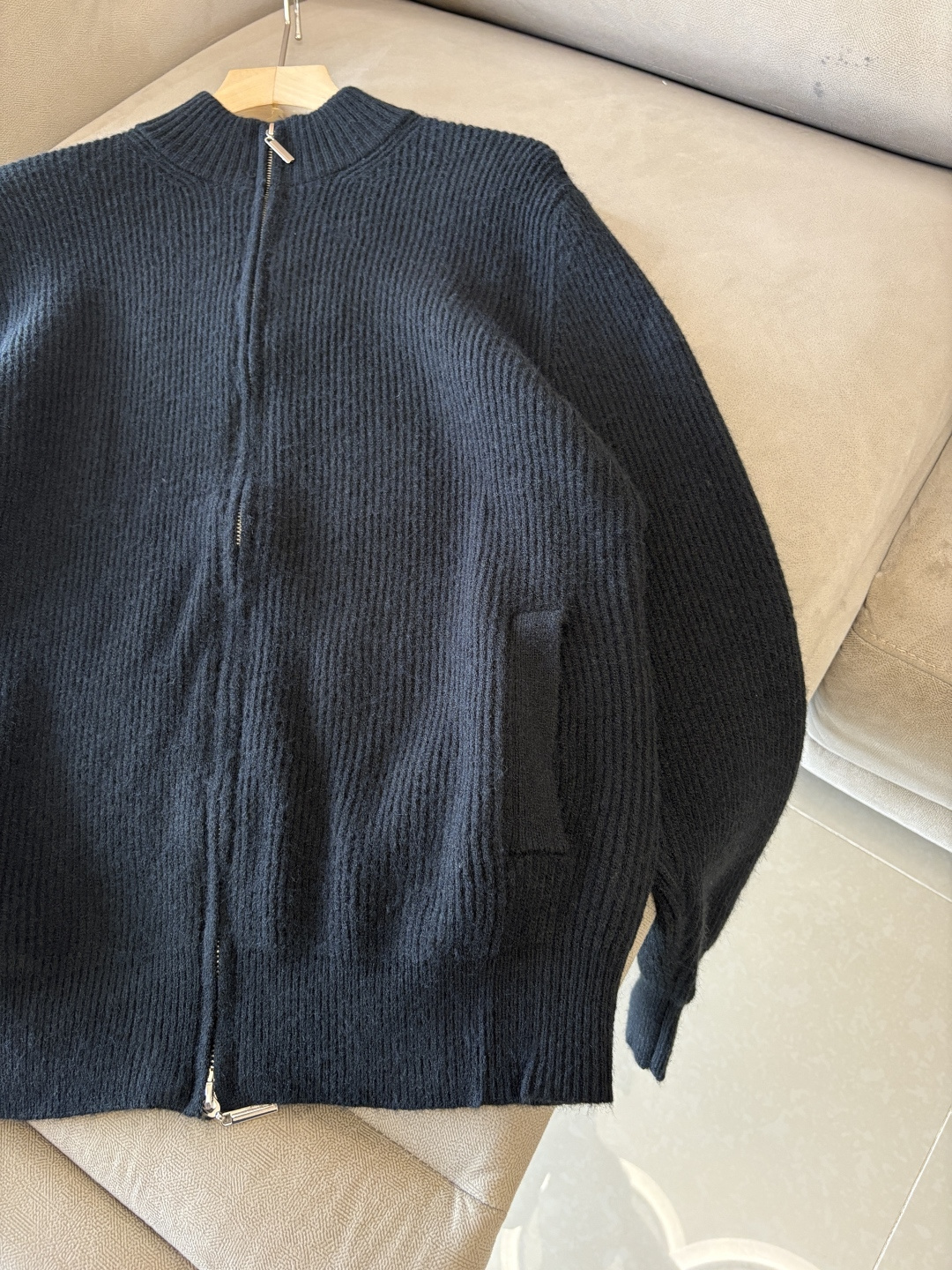 耗时王”菱形提花设计甄选超细优质纱线翻领短袖男士典藏款「耗时王」圆领奢雅工艺，触肤即高阶。• 匠心底蕴：