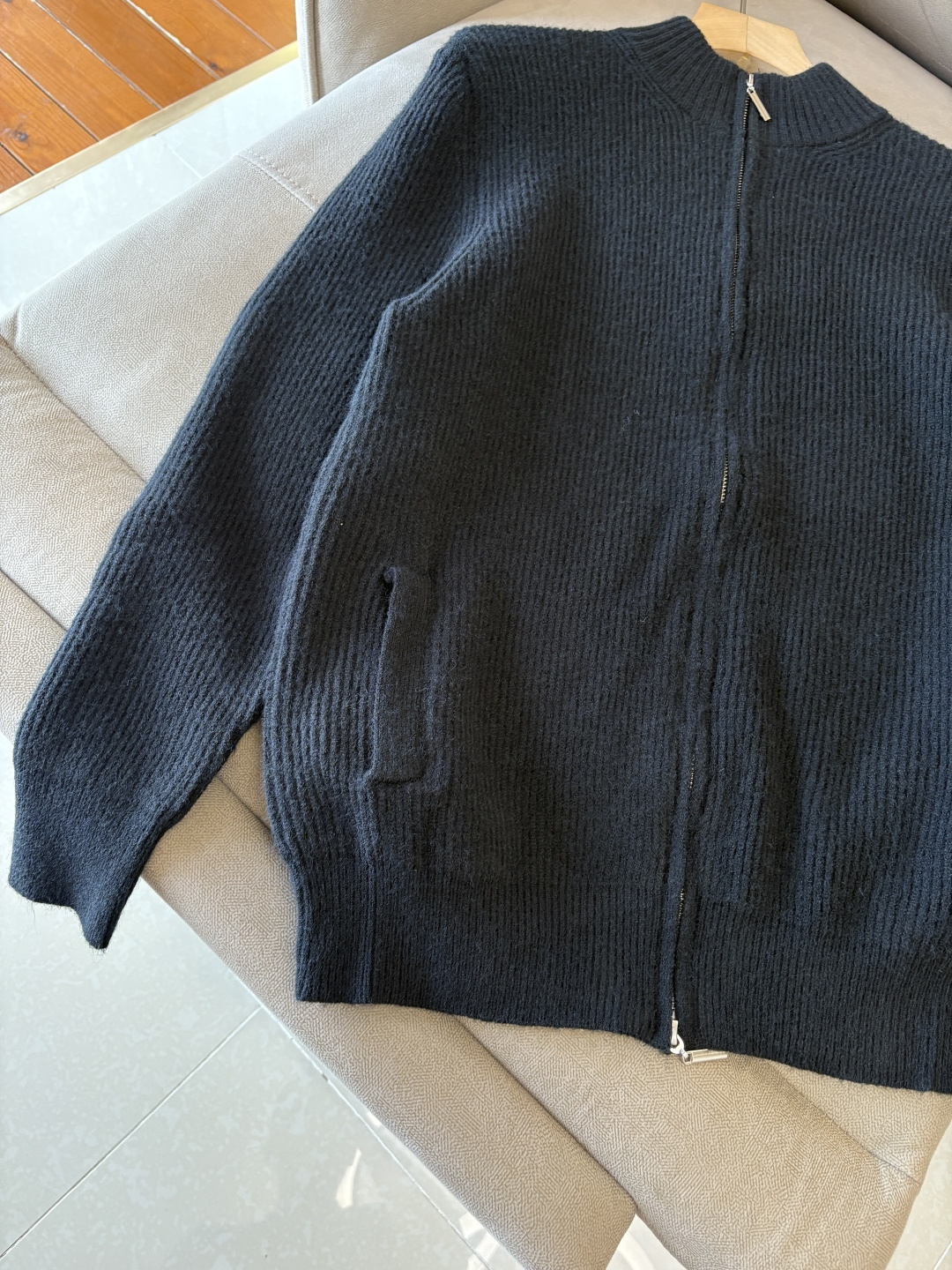 耗时王”菱形提花设计甄选超细优质纱线翻领短袖男士典藏款「耗时王」圆领奢雅工艺，触肤即高阶。• 匠心底蕴：