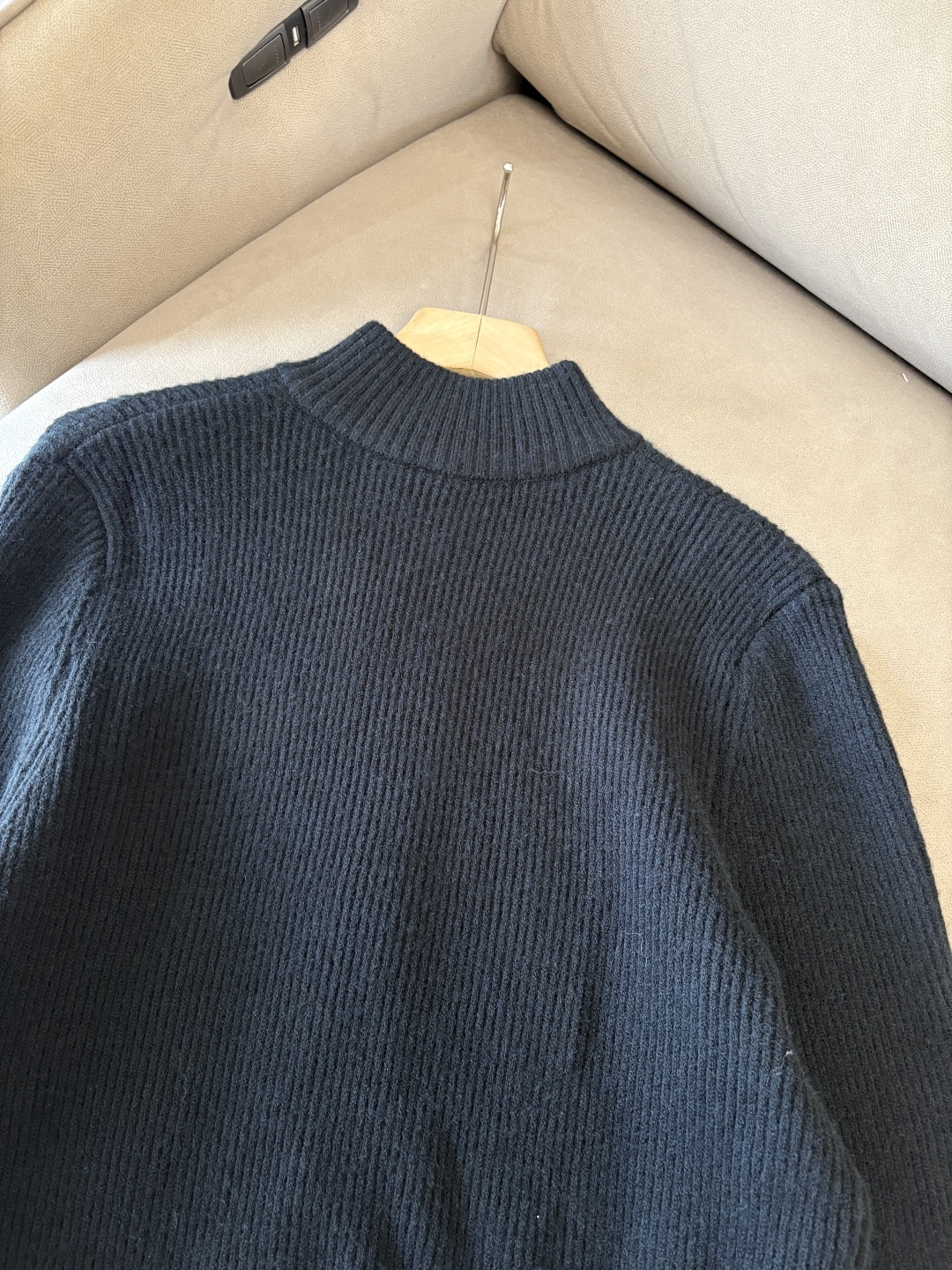 耗时王”菱形提花设计甄选超细优质纱线翻领短袖男士典藏款「耗时王」圆领奢雅工艺，触肤即高阶。• 匠心底蕴：