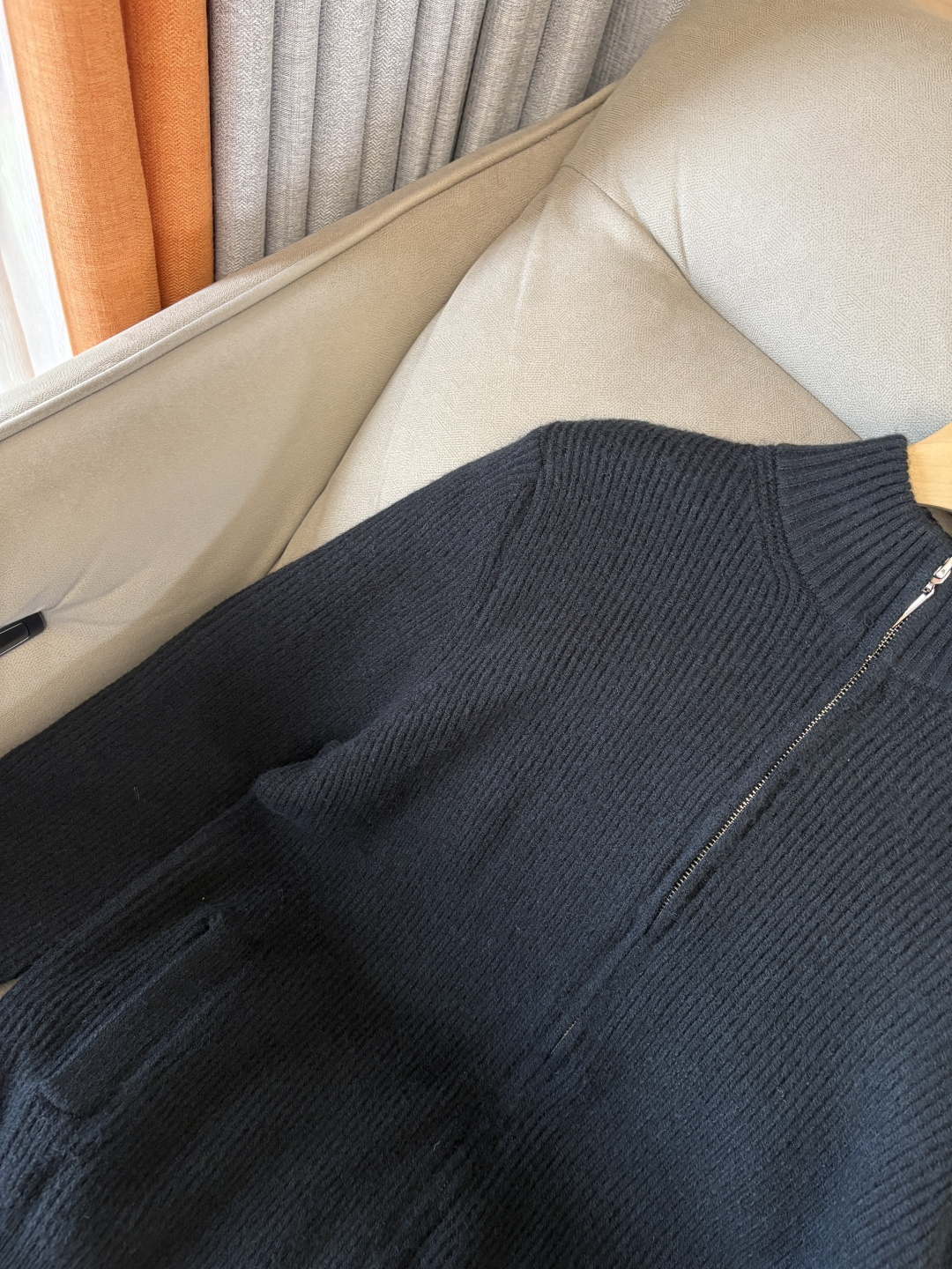 耗时王”菱形提花设计甄选超细优质纱线翻领短袖男士典藏款「耗时王」圆领奢雅工艺，触肤即高阶。• 匠心底蕴：