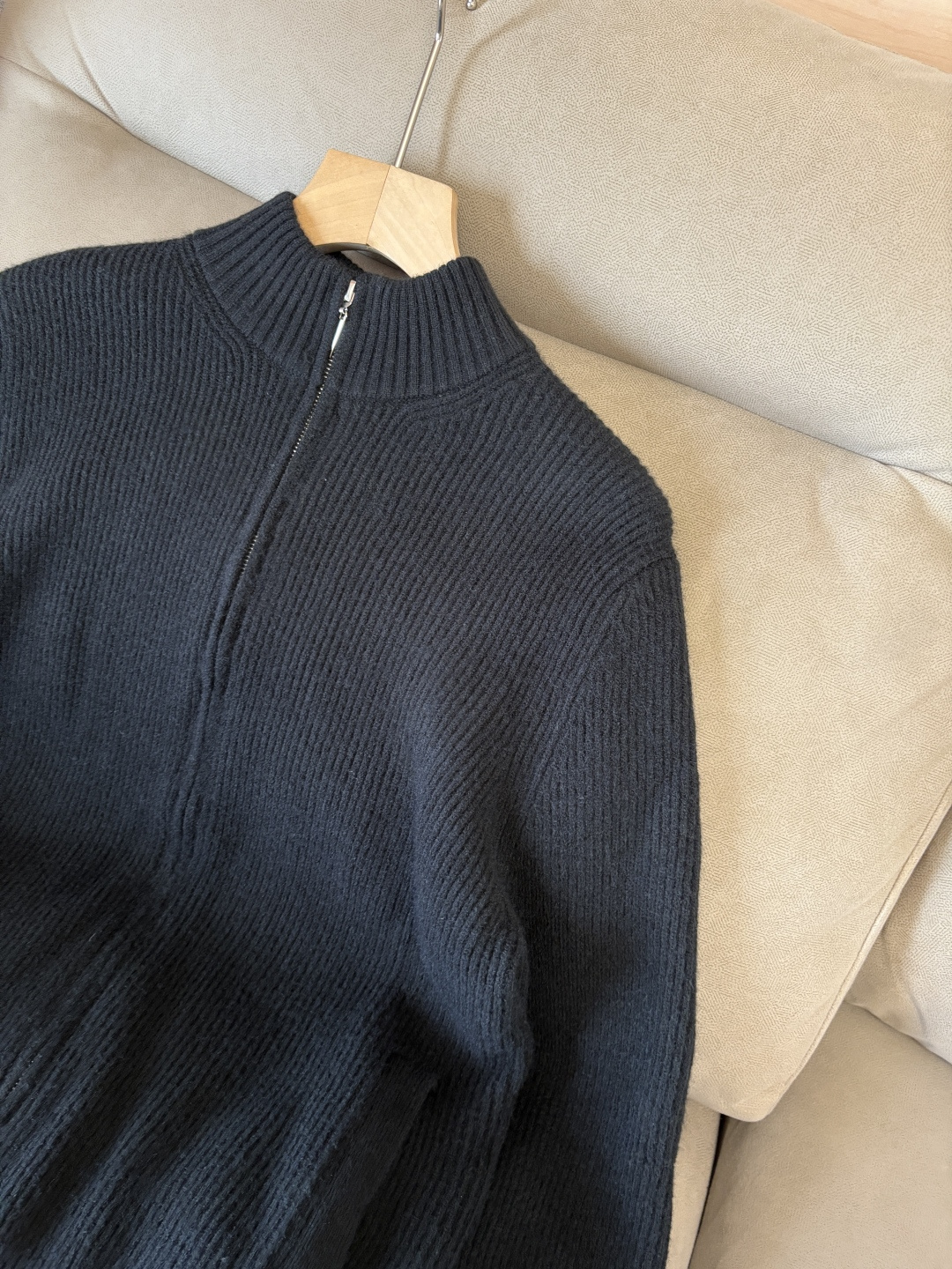 耗时王”菱形提花设计甄选超细优质纱线翻领短袖男士典藏款「耗时王」圆领奢雅工艺，触肤即高阶。• 匠心底蕴：