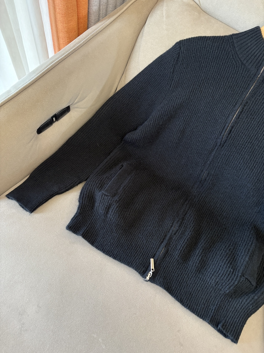 耗时王”菱形提花设计甄选超细优质纱线翻领短袖男士典藏款「耗时王」圆领奢雅工艺，触肤即高阶。• 匠心底蕴：