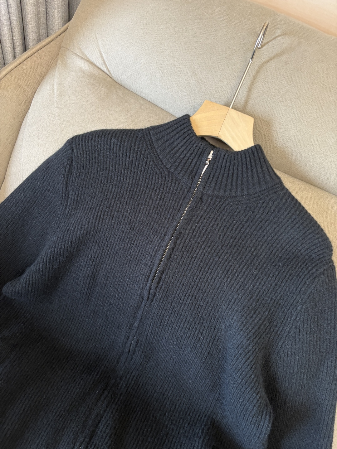 耗时王”菱形提花设计甄选超细优质纱线翻领短袖男士典藏款「耗时王」圆领奢雅工艺，触肤即高阶。• 匠心底蕴：