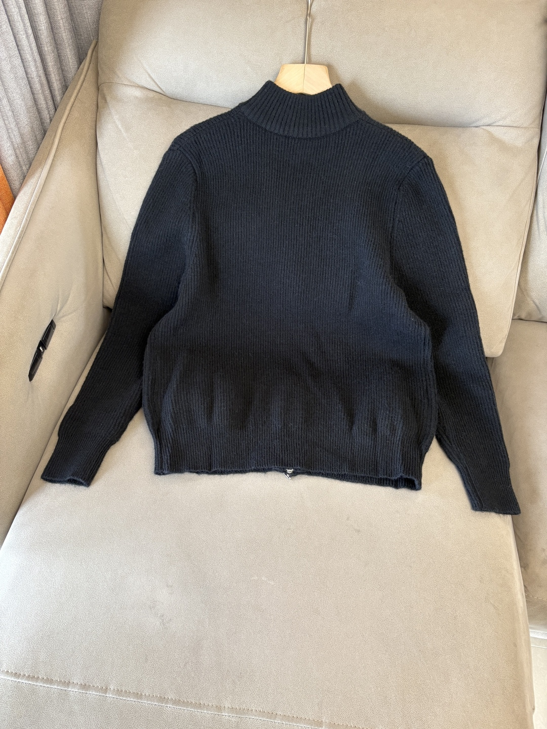 耗时王”菱形提花设计甄选超细优质纱线翻领短袖男士典藏款「耗时王」圆领奢雅工艺，触肤即高阶。• 匠心底蕴：