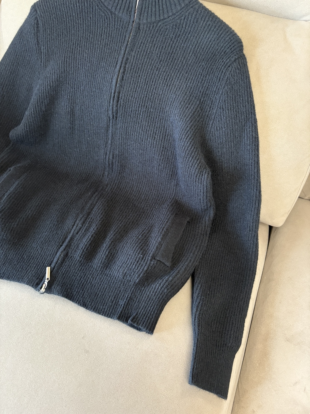 耗时王”菱形提花设计甄选超细优质纱线翻领短袖男士典藏款「耗时王」圆领奢雅工艺，触肤即高阶。• 匠心底蕴：