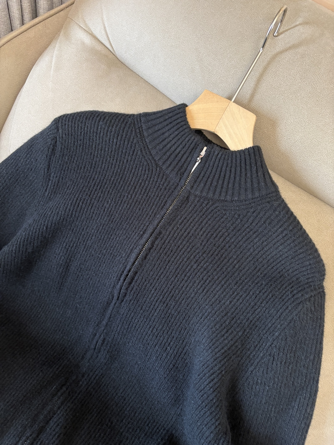 耗时王”菱形提花设计甄选超细优质纱线翻领短袖男士典藏款「耗时王」圆领奢雅工艺，触肤即高阶。• 匠心底蕴：