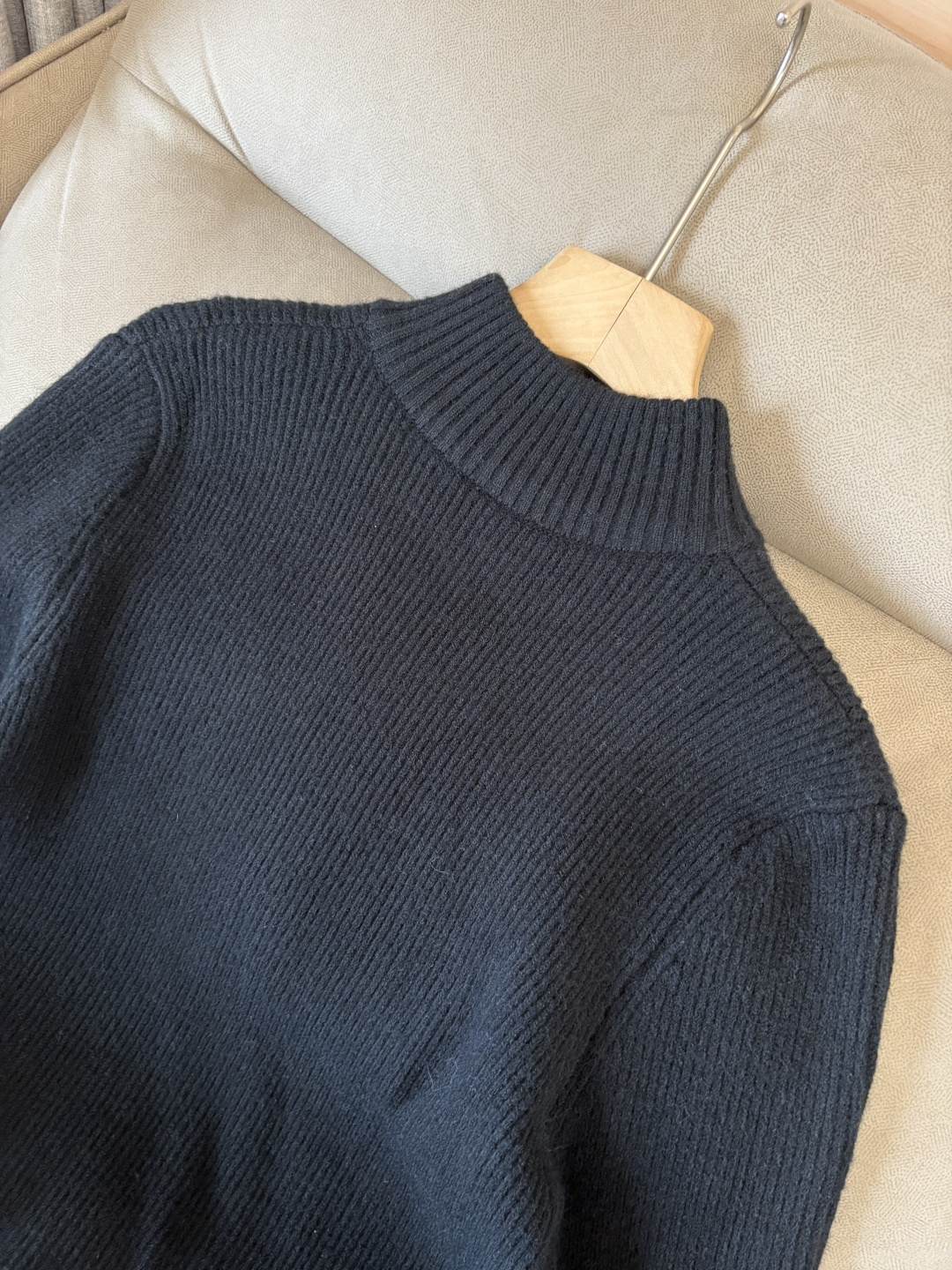 耗时王”菱形提花设计甄选超细优质纱线翻领短袖男士典藏款「耗时王」圆领奢雅工艺，触肤即高阶。• 匠心底蕴：