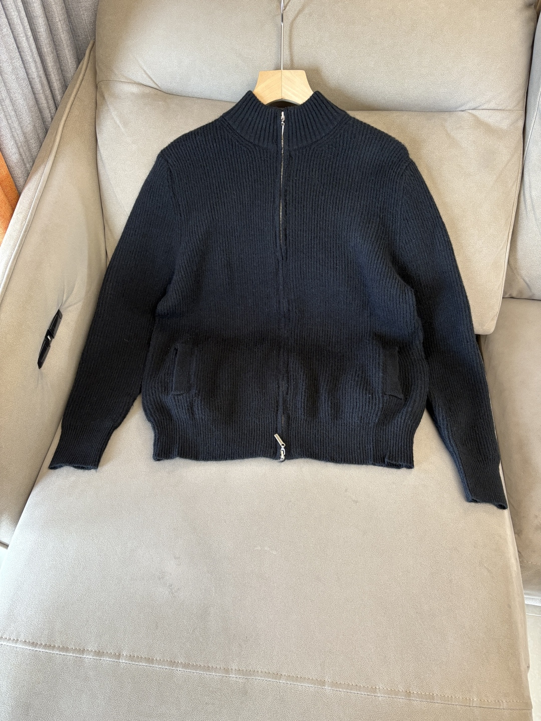 耗时王”菱形提花设计甄选超细优质纱线翻领短袖男士典藏款「耗时王」圆领奢雅工艺，触肤即高阶。• 匠心底蕴：