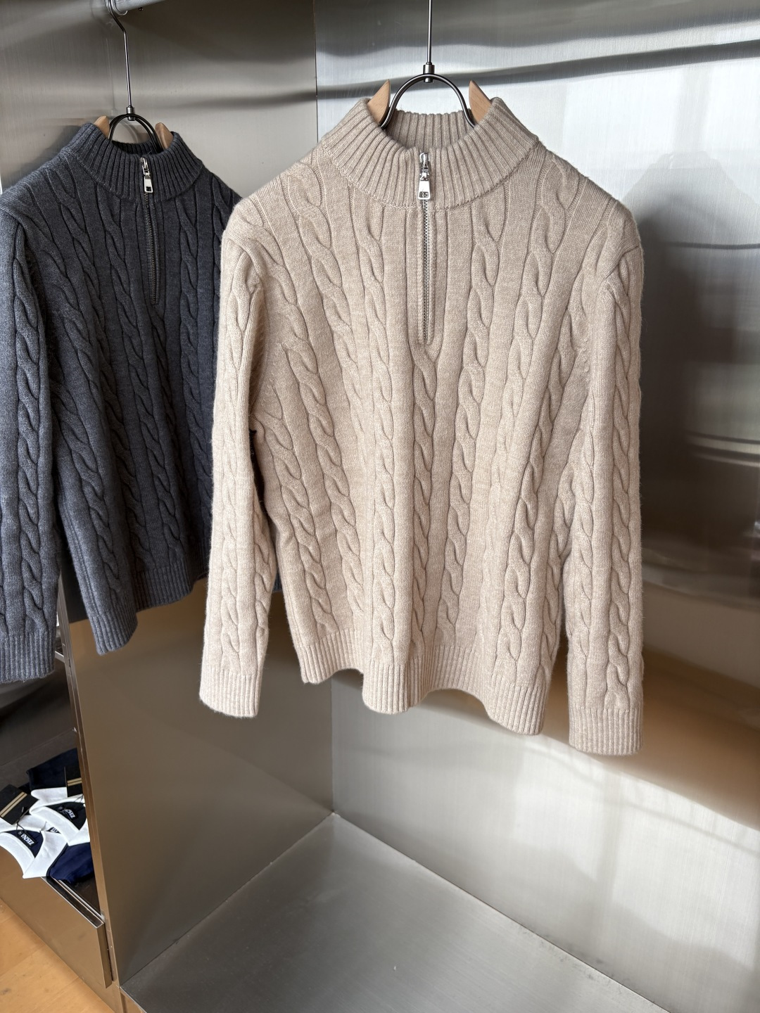 NO:610407,The 'Time-consuming King' diamond jacquard design selects ultra-fine high-quality yarns for the lapel short-sleeved men's collection. The 'Time-consuming King' round neck is a luxurious craftsmanship that touches the skin. The diamond-shaped hollow jacquard is made with ingenuity. The three-dimensional diamond-shaped jacquard that took several months to carve creates an architectural aesthetic texture between the warp and weft.  The simple lapel outlines neat lines, and the short-sleeved tailoring is suitable for many scenes - when layered with a suit in a business meeting, it looks elegant, or when worn alone in leisure time, it shows the gentleman's taste, and the collection style will never fade. The details are testimony to the quality. Precision turning ensures that the seams are smooth and the bones are reinforced and durable and not deformed; the collar thread has been washed and tested, and it still looks like new after long-term wear. Every detail is a testimony of 'time-consuming'. Size M-XXL FFF001,, T-shirt, business  suit,alexander wang19860909耗时王”菱形提花设计甄选超细优质纱线翻领短袖男士典藏款「耗时王」圆领奢雅工艺,触肤即高阶. 匠心底蕴菱形镂空提花 耗时数月雕琢的立体菱形提花,经纬间织就建筑美学肌理,光影穿透时显隐交错,举手投足尽展低调奢华. 经典型格翻领短袖设计 简约翻领勾勒利落线条,短袖剪裁适配多场景——商务会晤时叠搭西装显儒雅,休闲时光单穿流露绅士品味,典藏款型永不褪色. 细节至臻品质见证 精密车工确保接缝平整,骨位加固耐穿不变形；领口螺纹经水洗测试,久穿仍挺括如新,每一处细节皆为「耗时」证言. 码数M-XXL FFF001,,T-shirt,business suit,alexander wang,Men's clothing