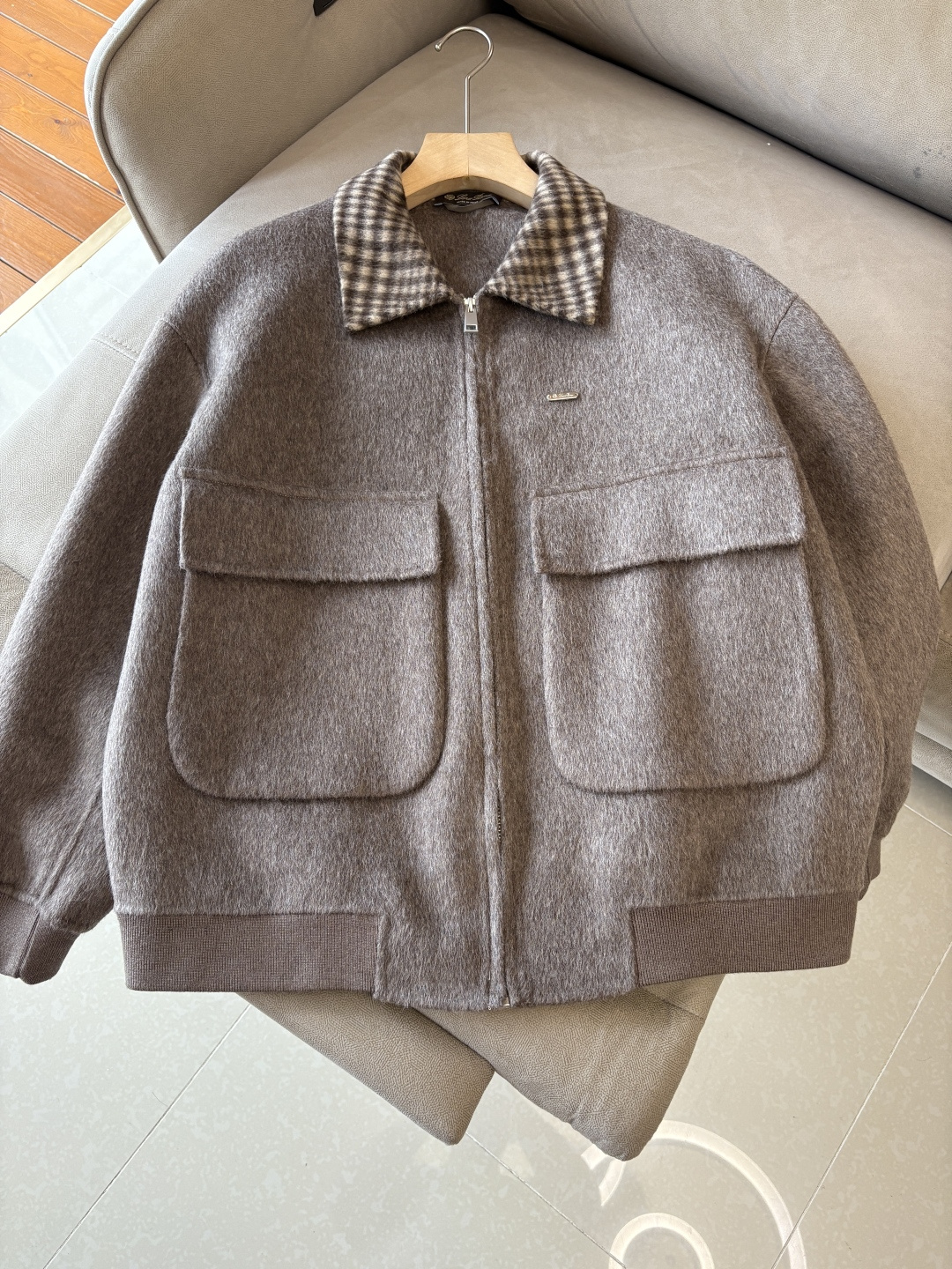 。 L%羊毛大衣：演绎冬日的优雅与温暖】冬日的风，带着凛冽与寒意，却也吹来了时尚的契机。当经典的人字纹邂