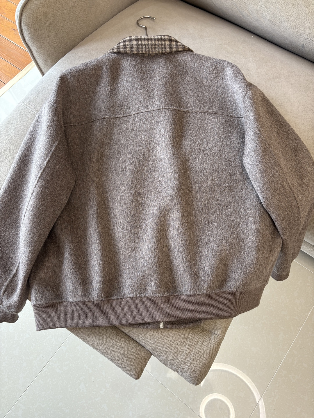 。 L%羊毛大衣：演绎冬日的优雅与温暖】冬日的风，带着凛冽与寒意，却也吹来了时尚的契机。当经典的人字纹邂