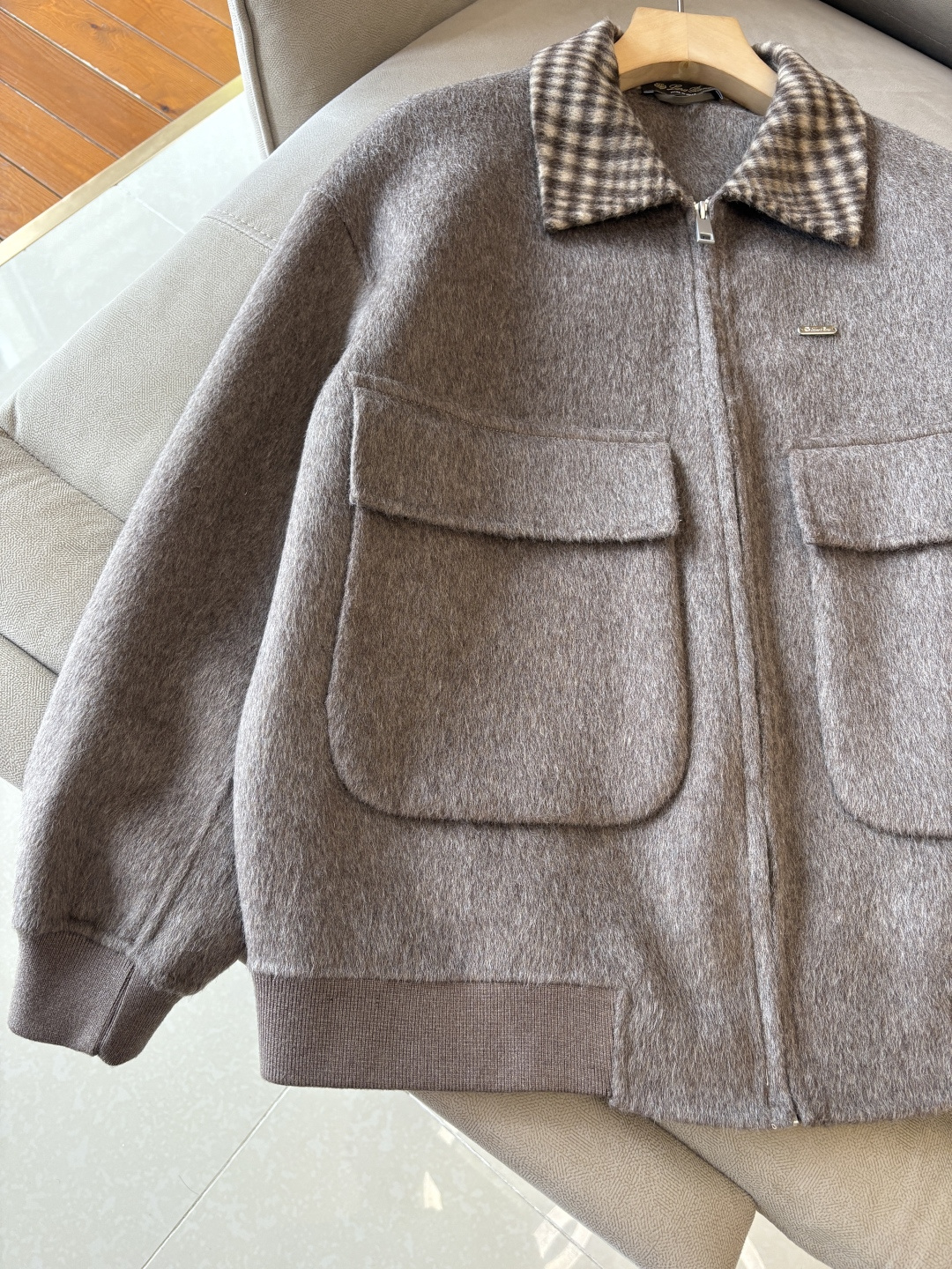 。 L%羊毛大衣：演绎冬日的优雅与温暖】冬日的风，带着凛冽与寒意，却也吹来了时尚的契机。当经典的人字纹邂