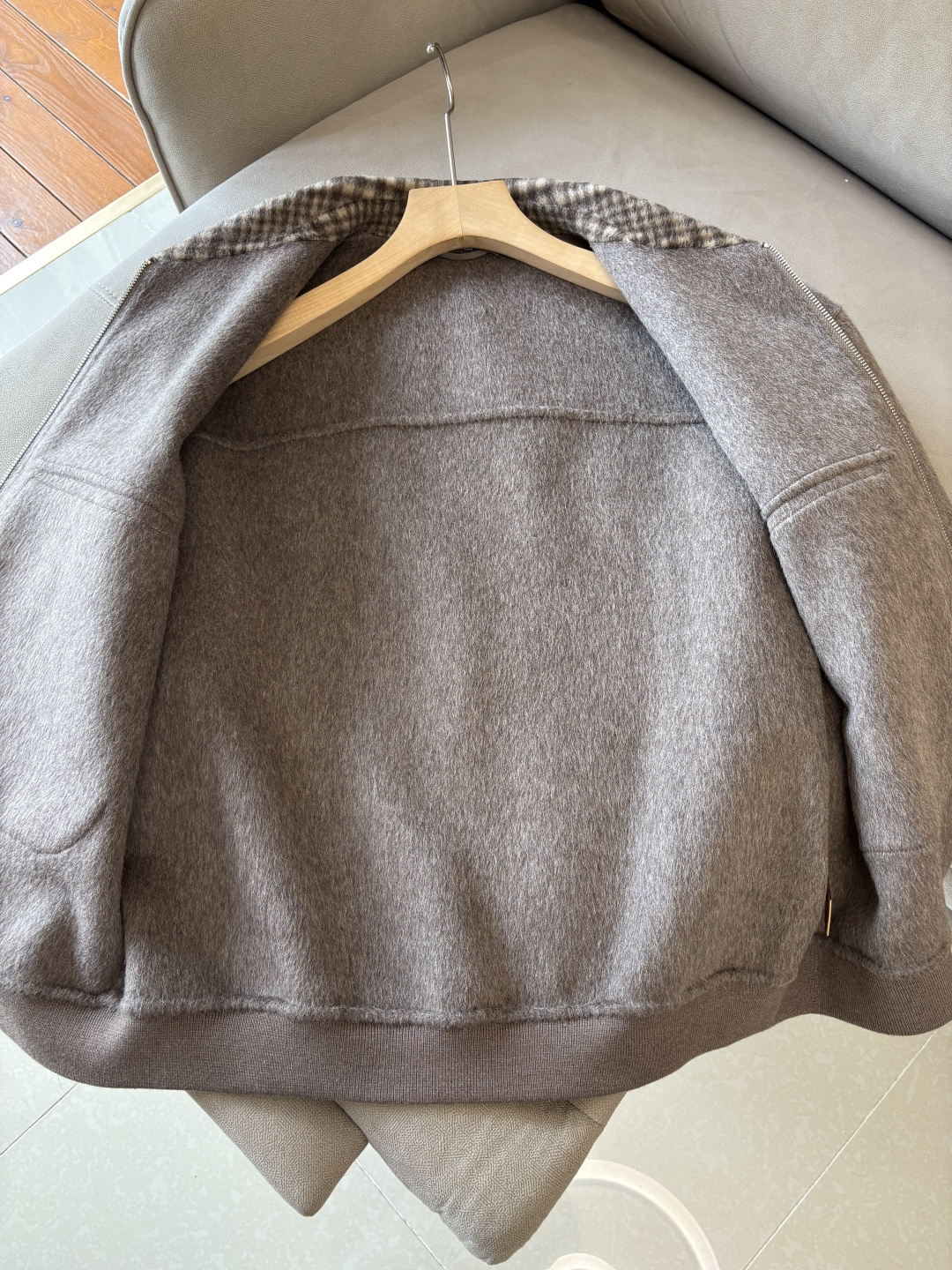 。 L%羊毛大衣：演绎冬日的优雅与温暖】冬日的风，带着凛冽与寒意，却也吹来了时尚的契机。当经典的人字纹邂