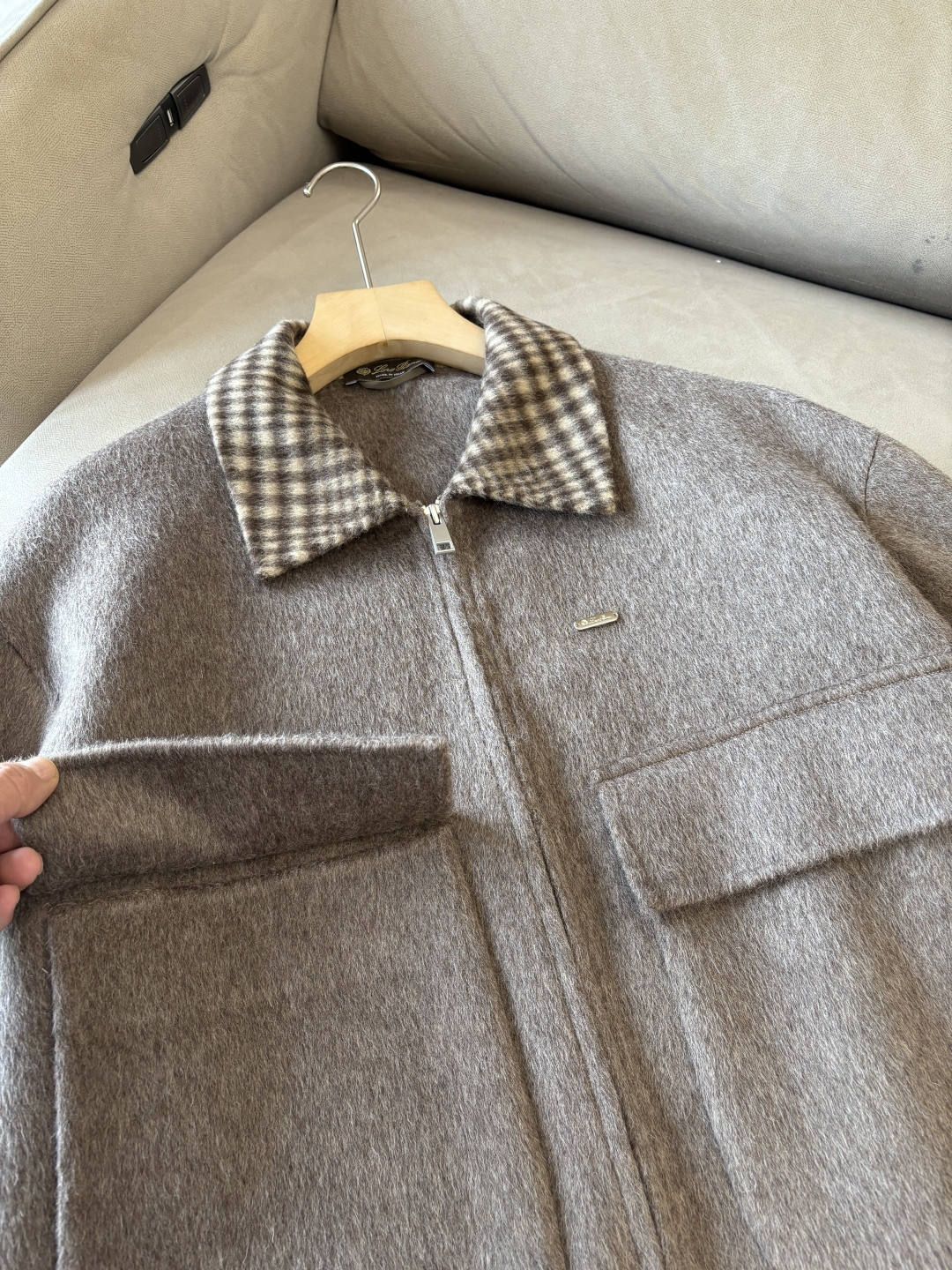 。 L%羊毛大衣：演绎冬日的优雅与温暖】冬日的风，带着凛冽与寒意，却也吹来了时尚的契机。当经典的人字纹邂