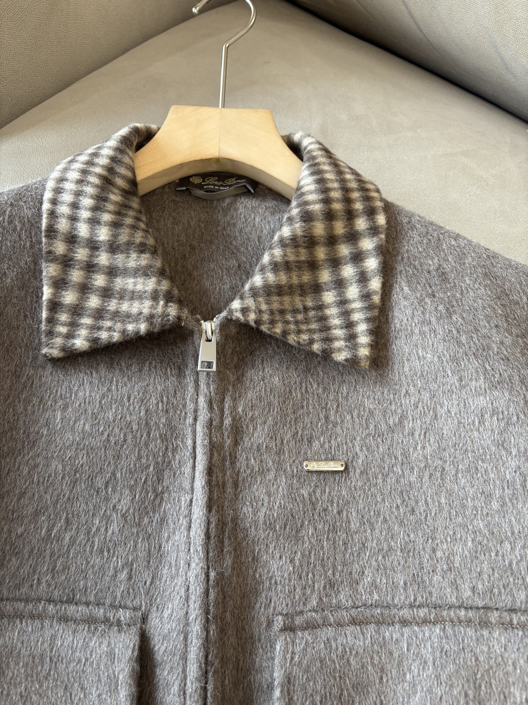 。 L%羊毛大衣：演绎冬日的优雅与温暖】冬日的风，带着凛冽与寒意，却也吹来了时尚的契机。当经典的人字纹邂