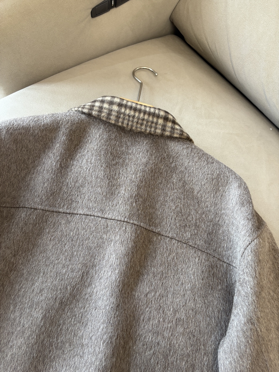 。 L%羊毛大衣：演绎冬日的优雅与温暖】冬日的风，带着凛冽与寒意，却也吹来了时尚的契机。当经典的人字纹邂