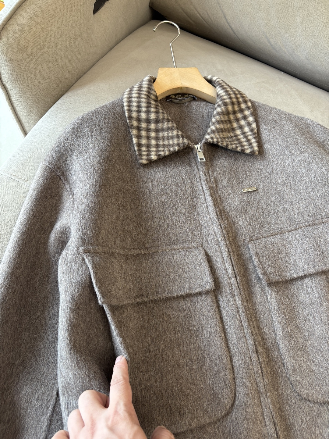 。 L%羊毛大衣：演绎冬日的优雅与温暖】冬日的风，带着凛冽与寒意，却也吹来了时尚的契机。当经典的人字纹邂