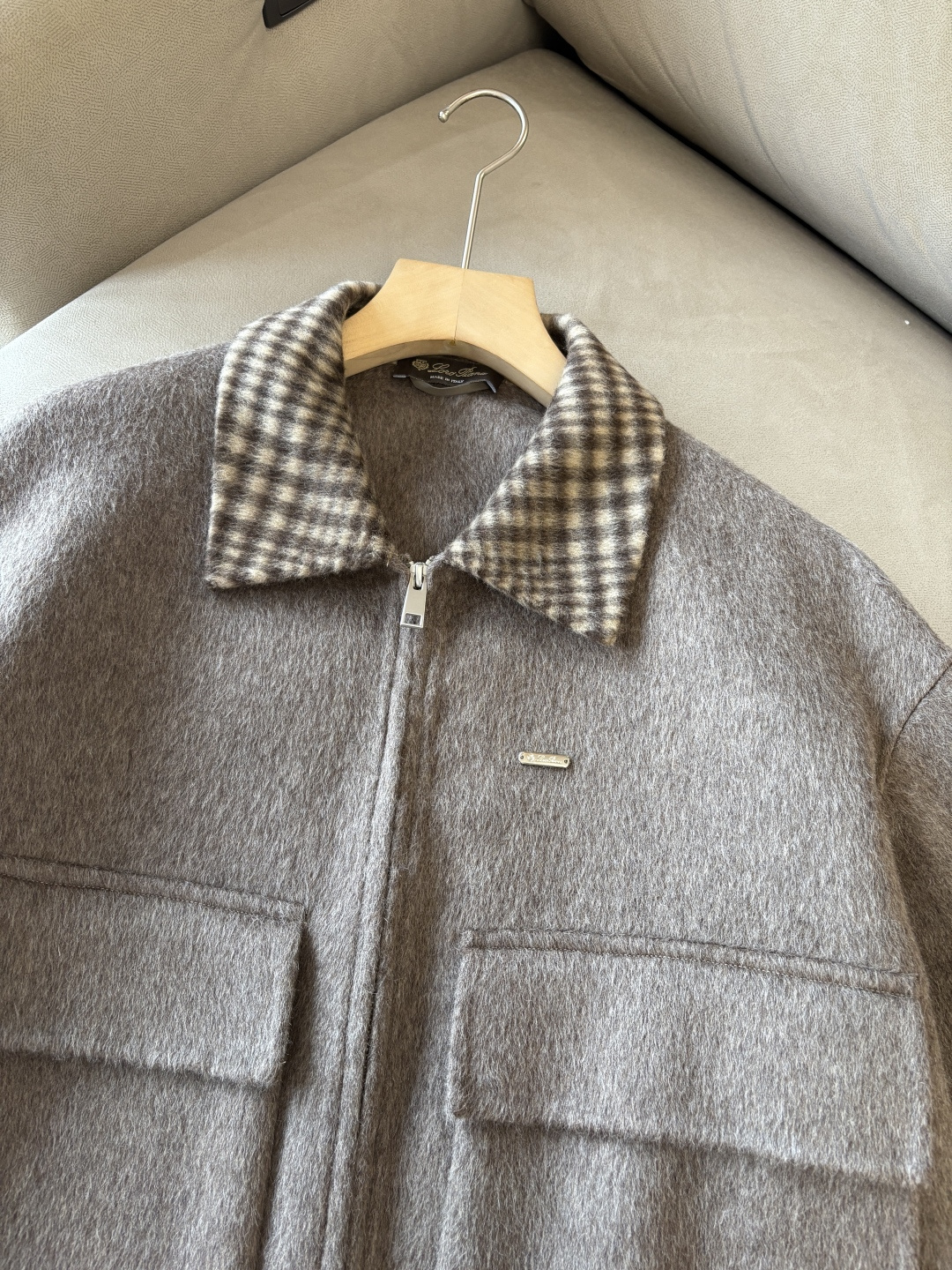 。 L%羊毛大衣：演绎冬日的优雅与温暖】冬日的风，带着凛冽与寒意，却也吹来了时尚的契机。当经典的人字纹邂