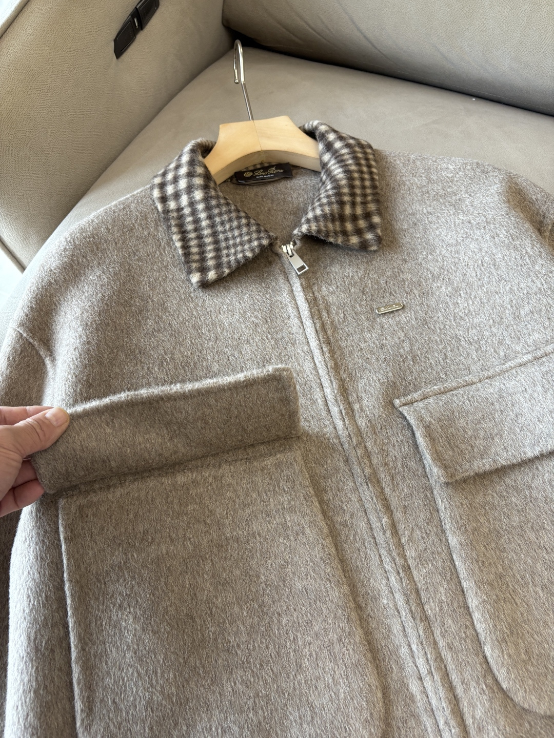 。 L%羊毛大衣：演绎冬日的优雅与温暖】冬日的风，带着凛冽与寒意，却也吹来了时尚的契机。当经典的人字纹邂