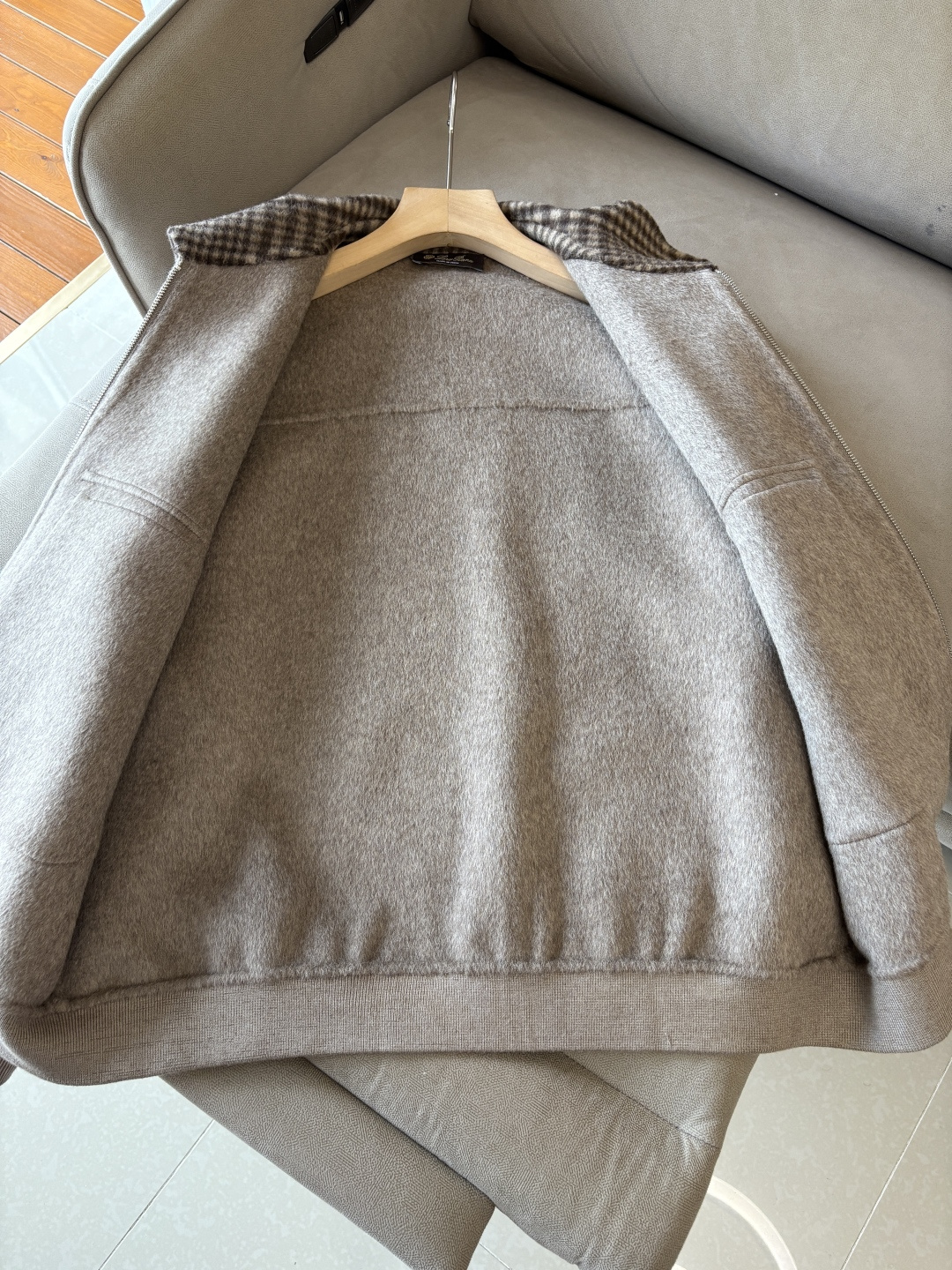 。 L%羊毛大衣：演绎冬日的优雅与温暖】冬日的风，带着凛冽与寒意，却也吹来了时尚的契机。当经典的人字纹邂