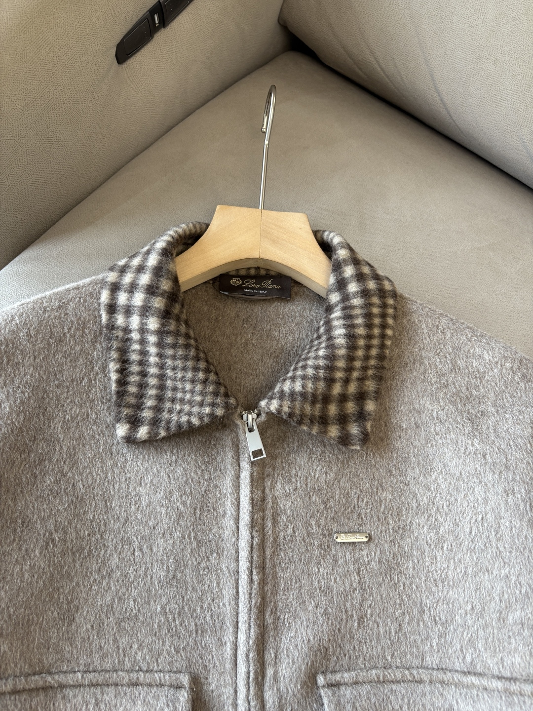 。 L%羊毛大衣：演绎冬日的优雅与温暖】冬日的风，带着凛冽与寒意，却也吹来了时尚的契机。当经典的人字纹邂