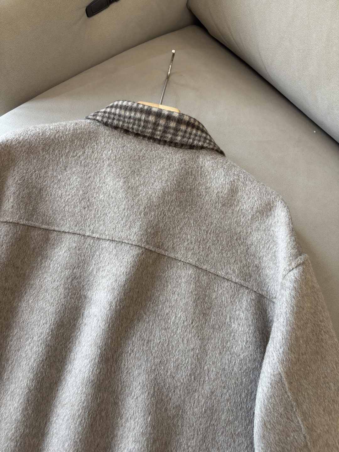 。 L%羊毛大衣：演绎冬日的优雅与温暖】冬日的风，带着凛冽与寒意，却也吹来了时尚的契机。当经典的人字纹邂