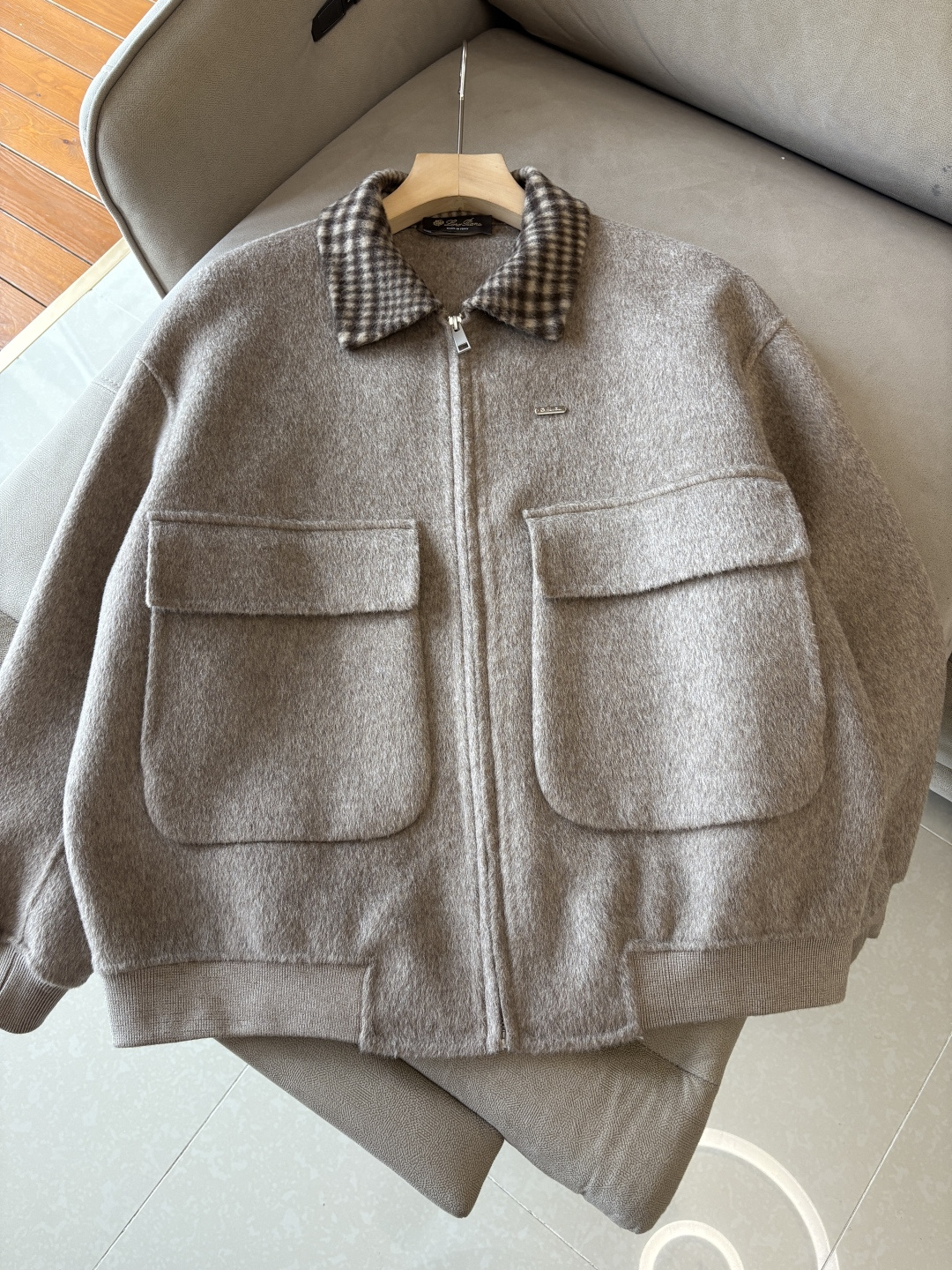 。 L%羊毛大衣：演绎冬日的优雅与温暖】冬日的风，带着凛冽与寒意，却也吹来了时尚的契机。当经典的人字纹邂