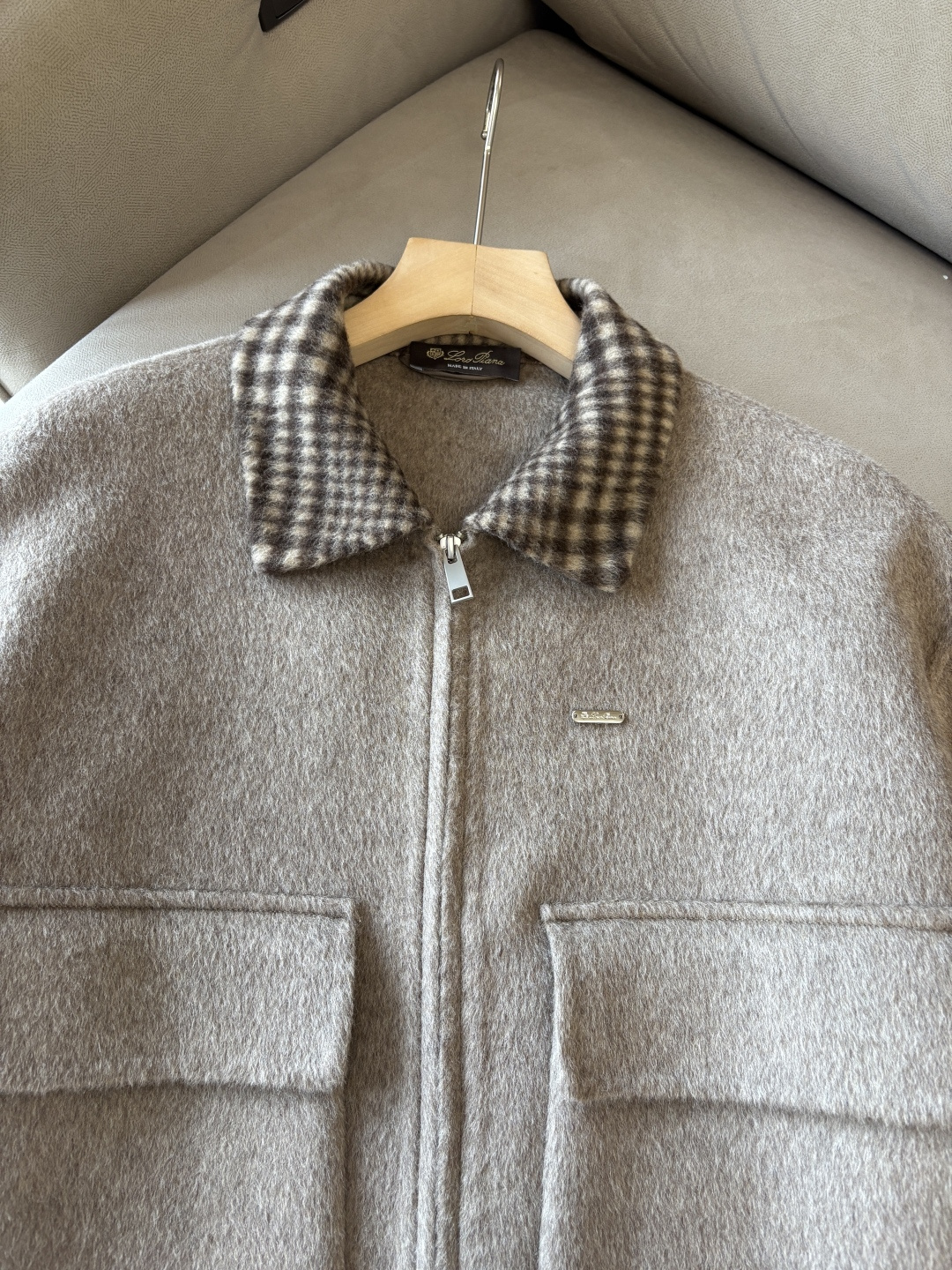 。 L%羊毛大衣：演绎冬日的优雅与温暖】冬日的风，带着凛冽与寒意，却也吹来了时尚的契机。当经典的人字纹邂