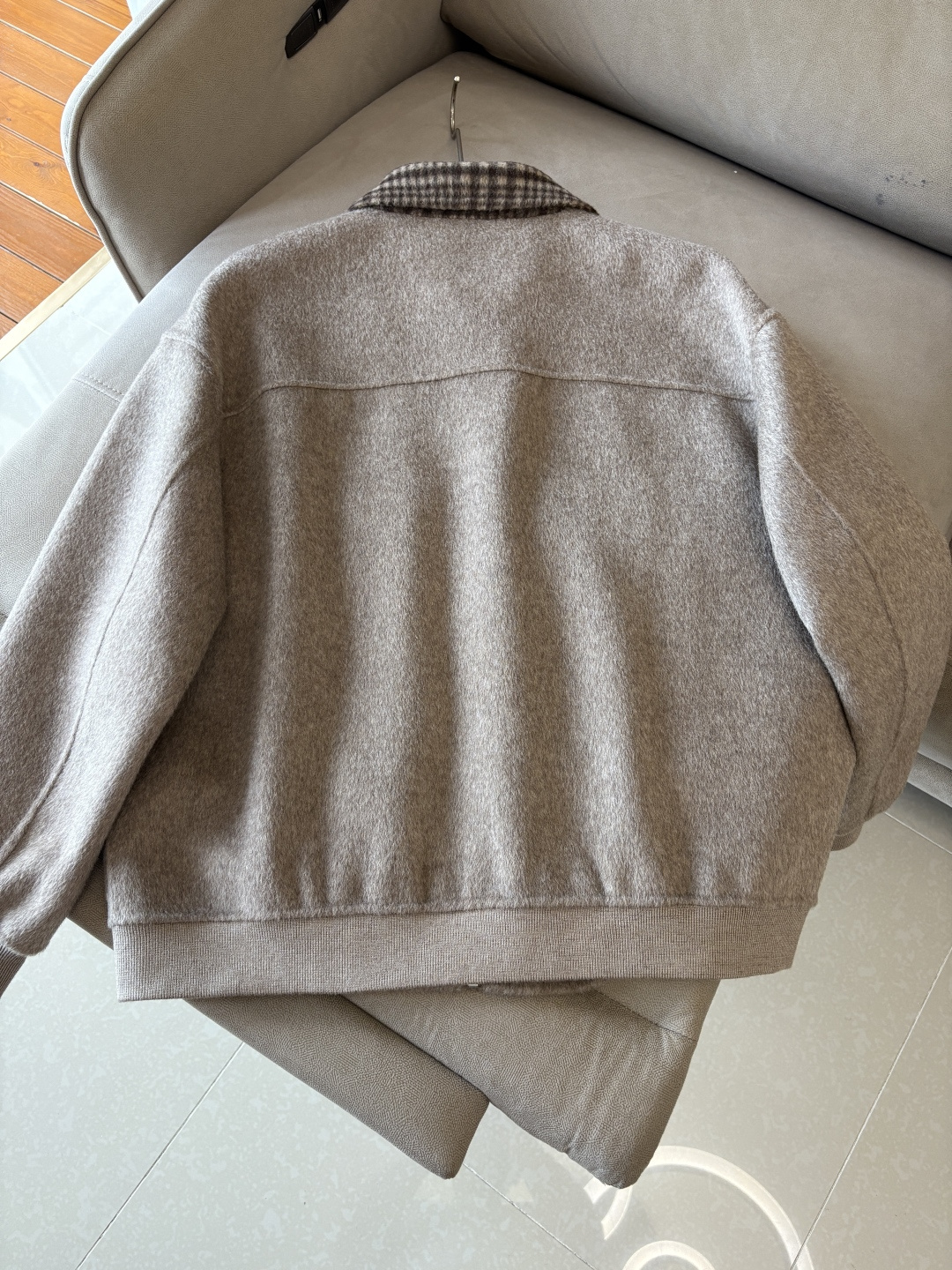 。 L%羊毛大衣：演绎冬日的优雅与温暖】冬日的风，带着凛冽与寒意，却也吹来了时尚的契机。当经典的人字纹邂