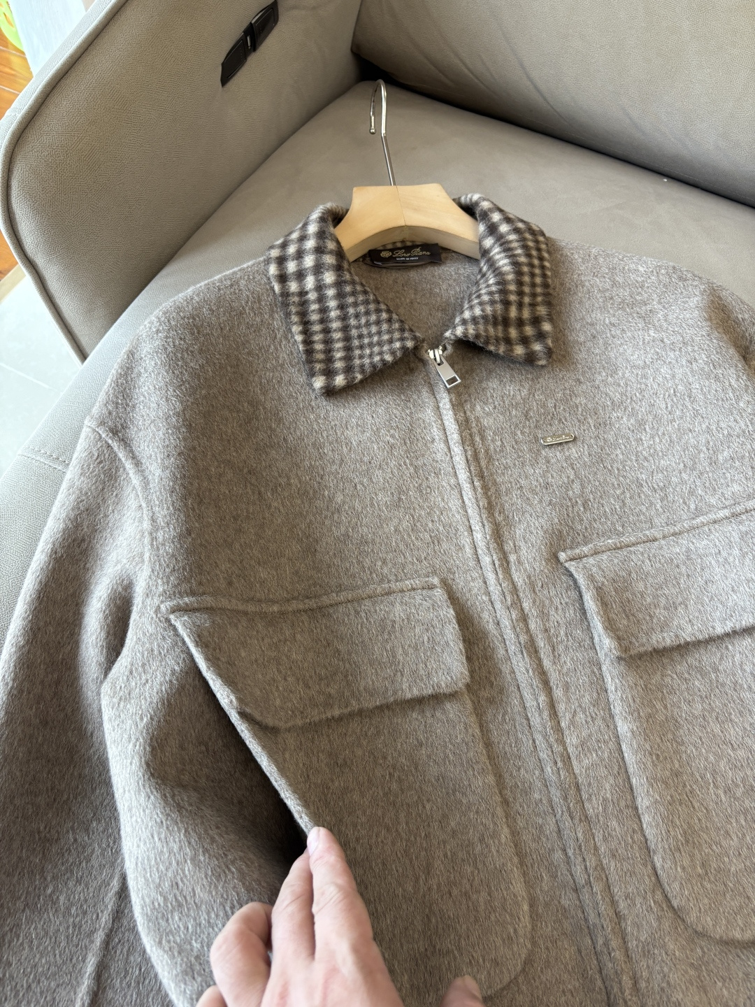 。 L%羊毛大衣：演绎冬日的优雅与温暖】冬日的风，带着凛冽与寒意，却也吹来了时尚的契机。当经典的人字纹邂