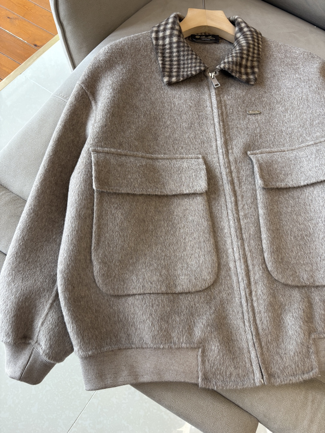 。 L%羊毛大衣：演绎冬日的优雅与温暖】冬日的风，带着凛冽与寒意，却也吹来了时尚的契机。当经典的人字纹邂