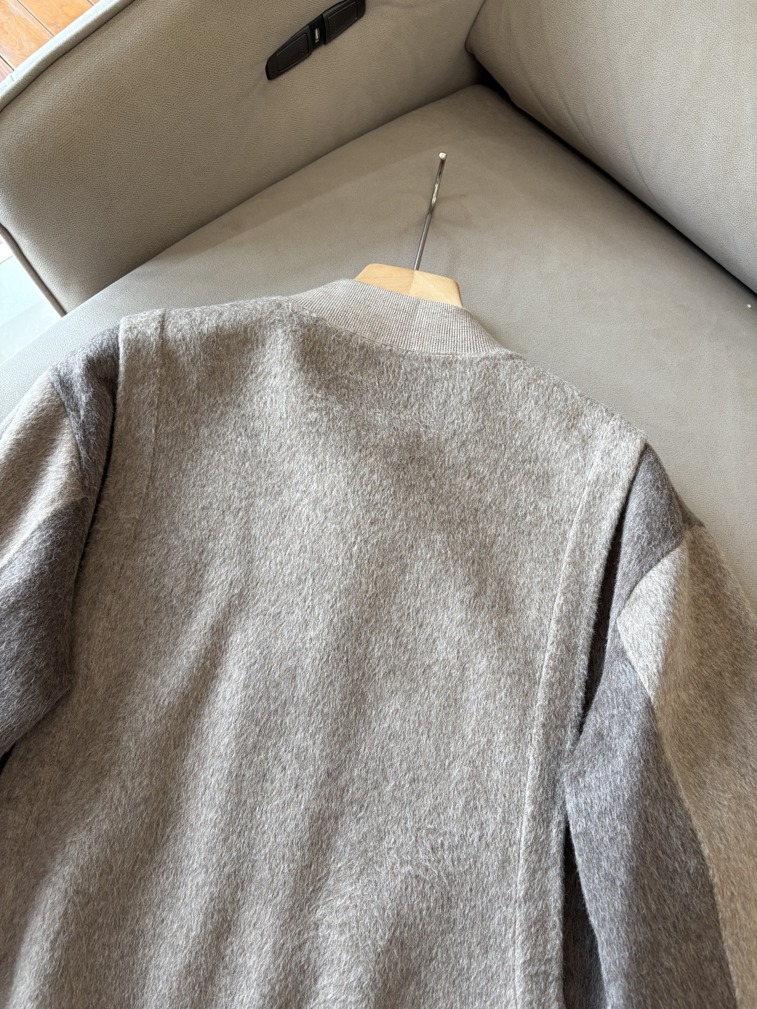 。L%羊毛大衣：演绎冬日的优雅与温暖】冬日的风，带着凛冽与寒意，却也吹来了时尚的契机。当经典的人字纹邂逅