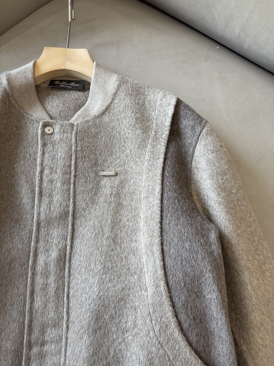 。L%羊毛大衣：演绎冬日的优雅与温暖】冬日的风，带着凛冽与寒意，却也吹来了时尚的契机。当经典的人字纹邂逅