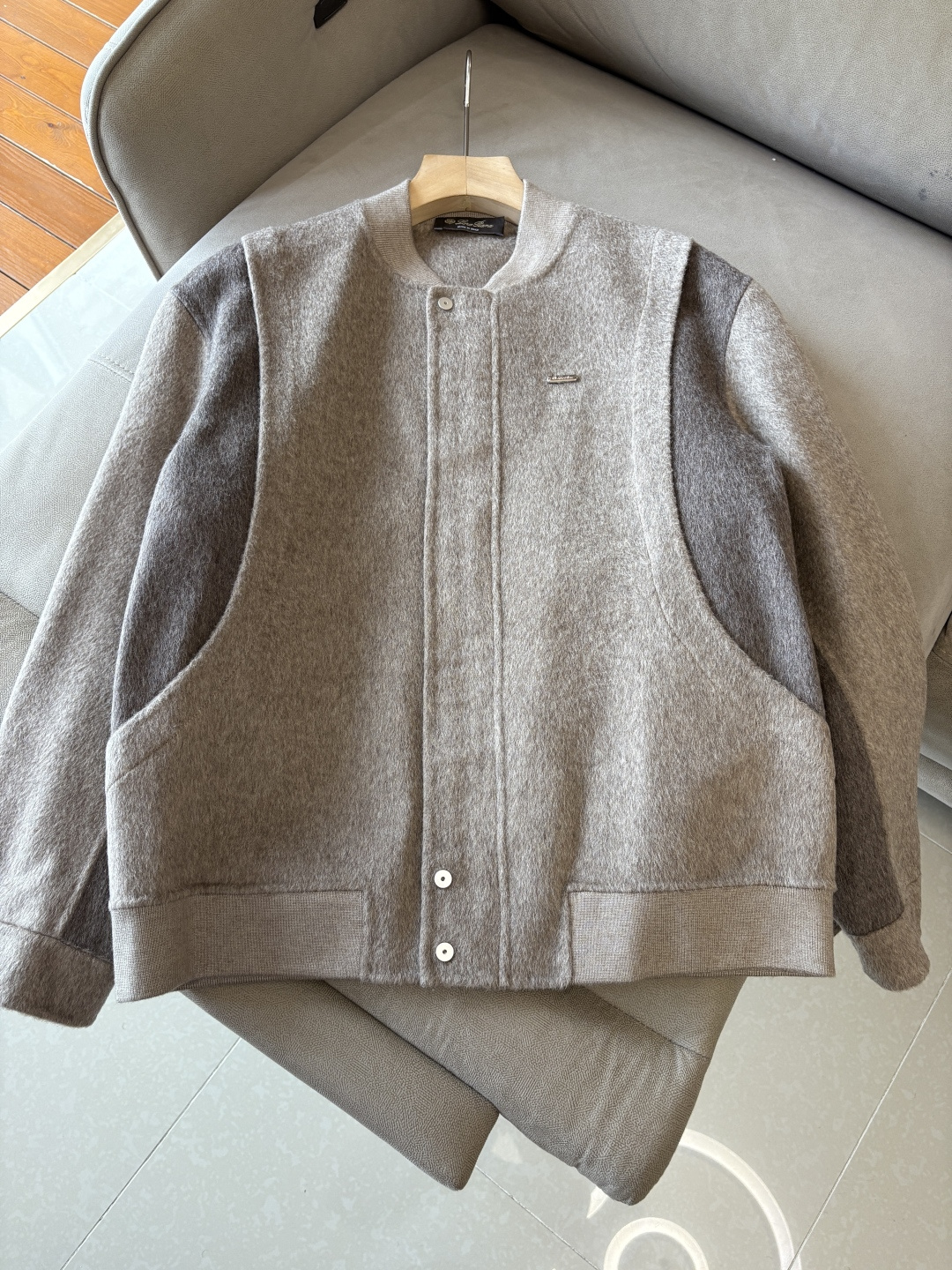 。L%羊毛大衣：演绎冬日的优雅与温暖】冬日的风，带着凛冽与寒意，却也吹来了时尚的契机。当经典的人字纹邂逅