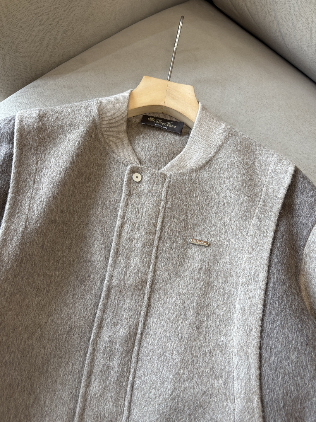 。L%羊毛大衣：演绎冬日的优雅与温暖】冬日的风，带着凛冽与寒意，却也吹来了时尚的契机。当经典的人字纹邂逅