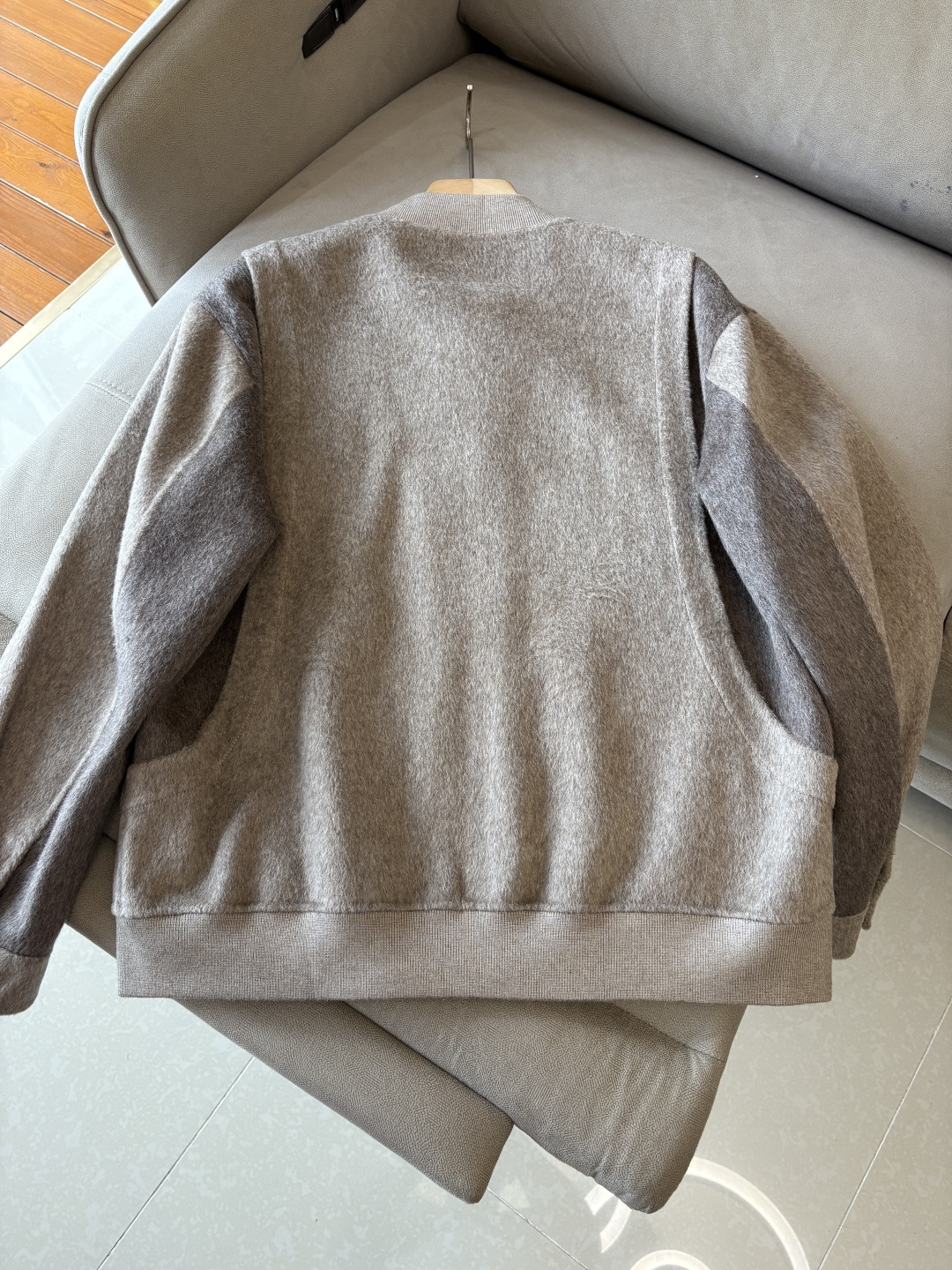 。L%羊毛大衣：演绎冬日的优雅与温暖】冬日的风，带着凛冽与寒意，却也吹来了时尚的契机。当经典的人字纹邂逅