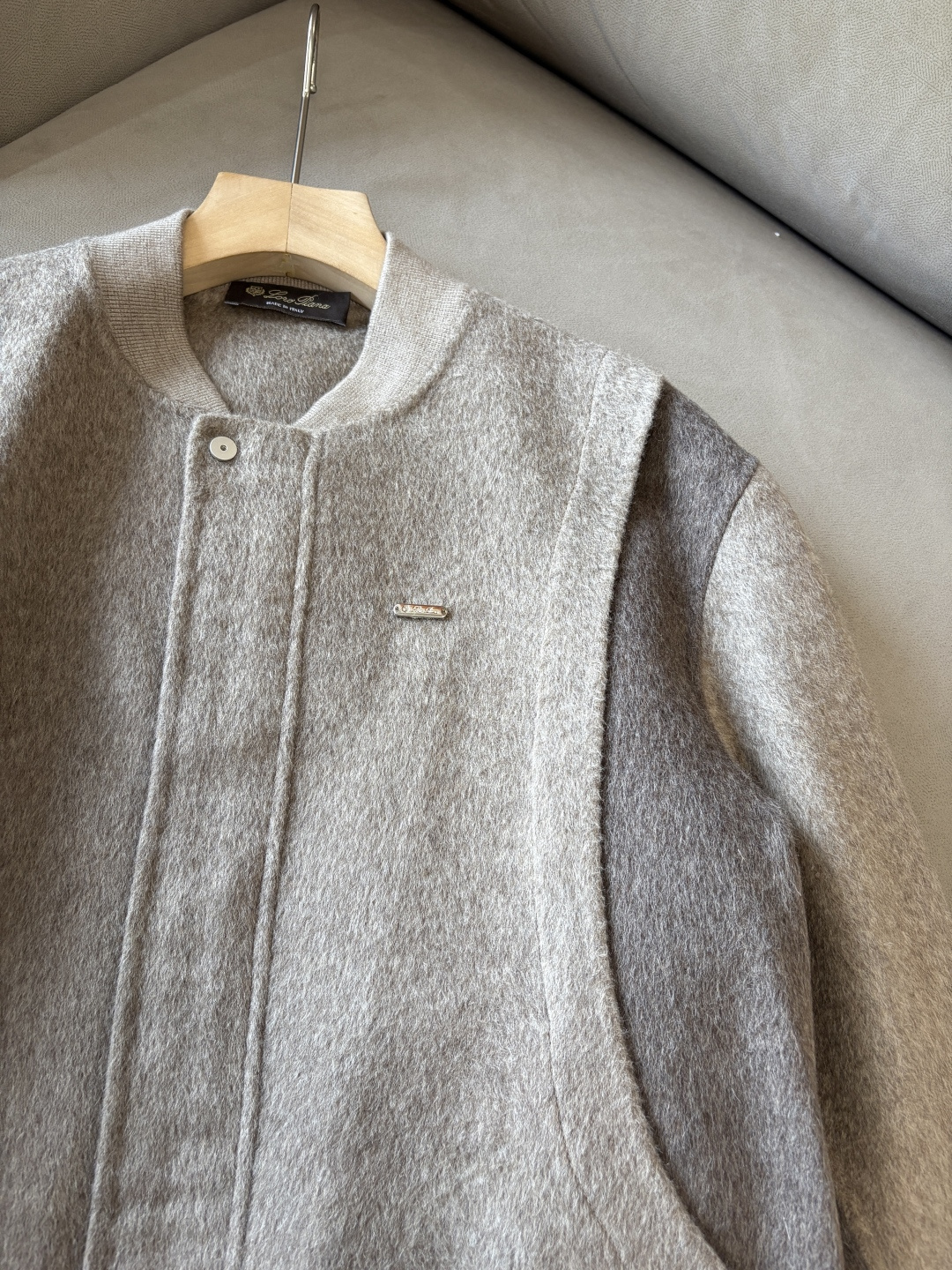 。L%羊毛大衣：演绎冬日的优雅与温暖】冬日的风，带着凛冽与寒意，却也吹来了时尚的契机。当经典的人字纹邂逅