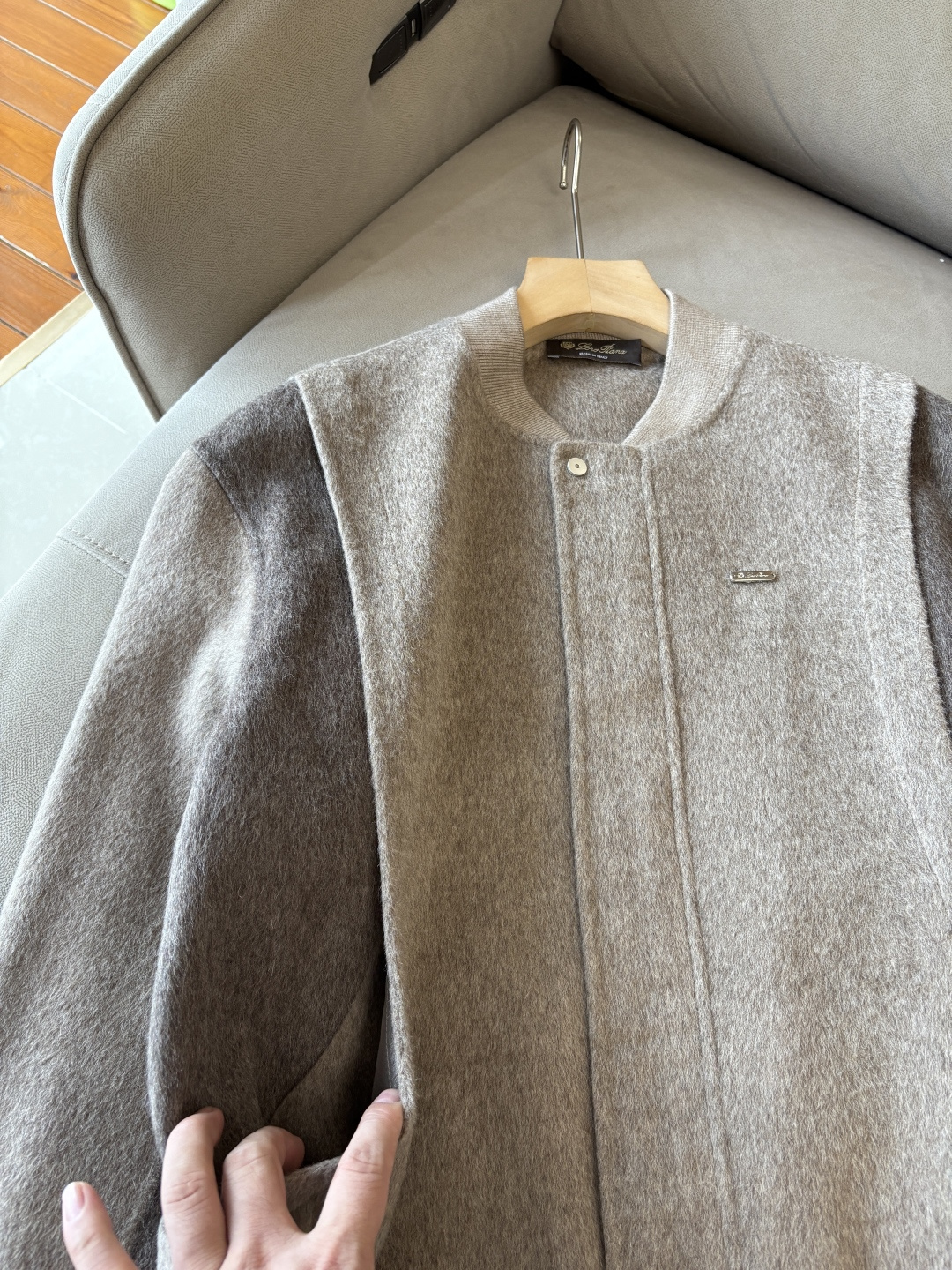 。L%羊毛大衣：演绎冬日的优雅与温暖】冬日的风，带着凛冽与寒意，却也吹来了时尚的契机。当经典的人字纹邂逅