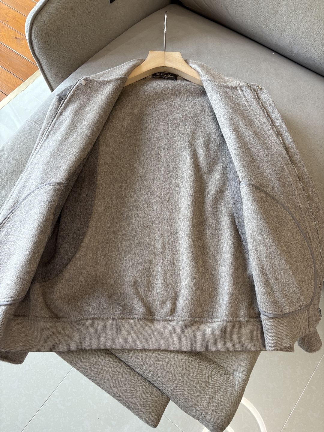 。L%羊毛大衣：演绎冬日的优雅与温暖】冬日的风，带着凛冽与寒意，却也吹来了时尚的契机。当经典的人字纹邂逅