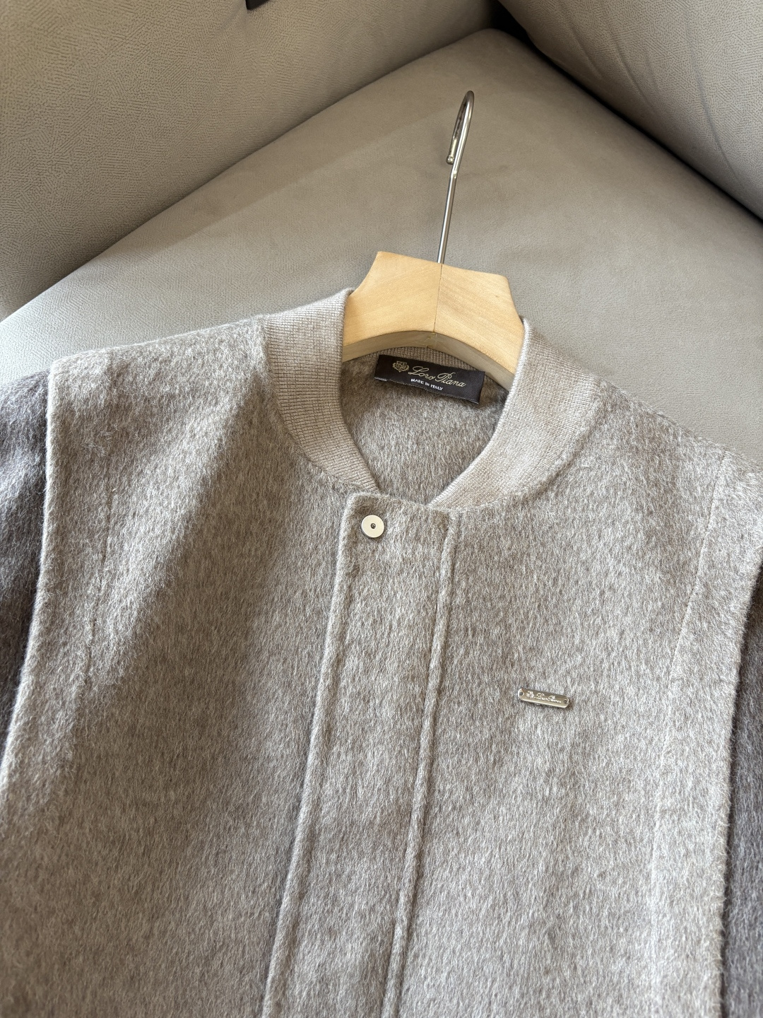 。L%羊毛大衣：演绎冬日的优雅与温暖】冬日的风，带着凛冽与寒意，却也吹来了时尚的契机。当经典的人字纹邂逅