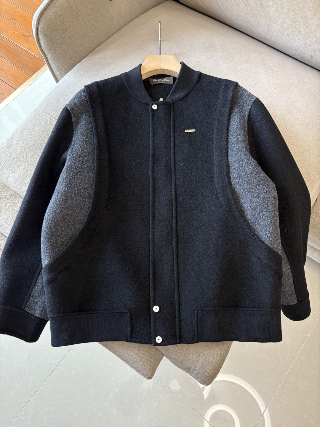 。 L%羊毛大衣：演绎冬日的优雅与温暖】冬日的风，带着凛冽与寒意，却也吹来了时尚的契机。当经典的人字纹邂