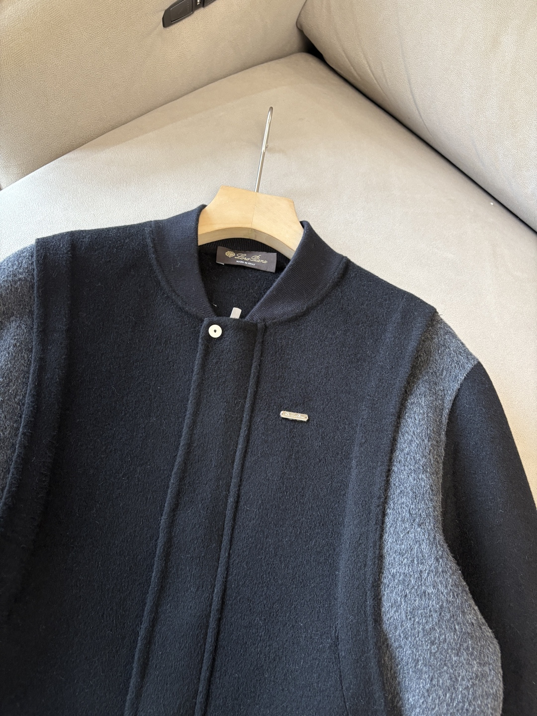 。 L%羊毛大衣：演绎冬日的优雅与温暖】冬日的风，带着凛冽与寒意，却也吹来了时尚的契机。当经典的人字纹邂